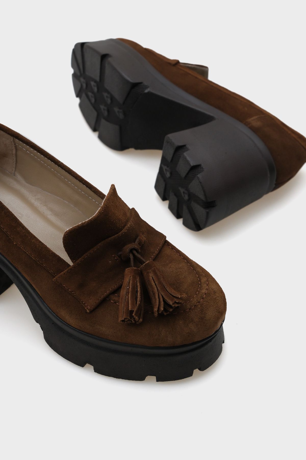 Capone Outfitters-Damen-Loafer-Schuhe aus Leder mit hoher Sohle und Quasten 4
