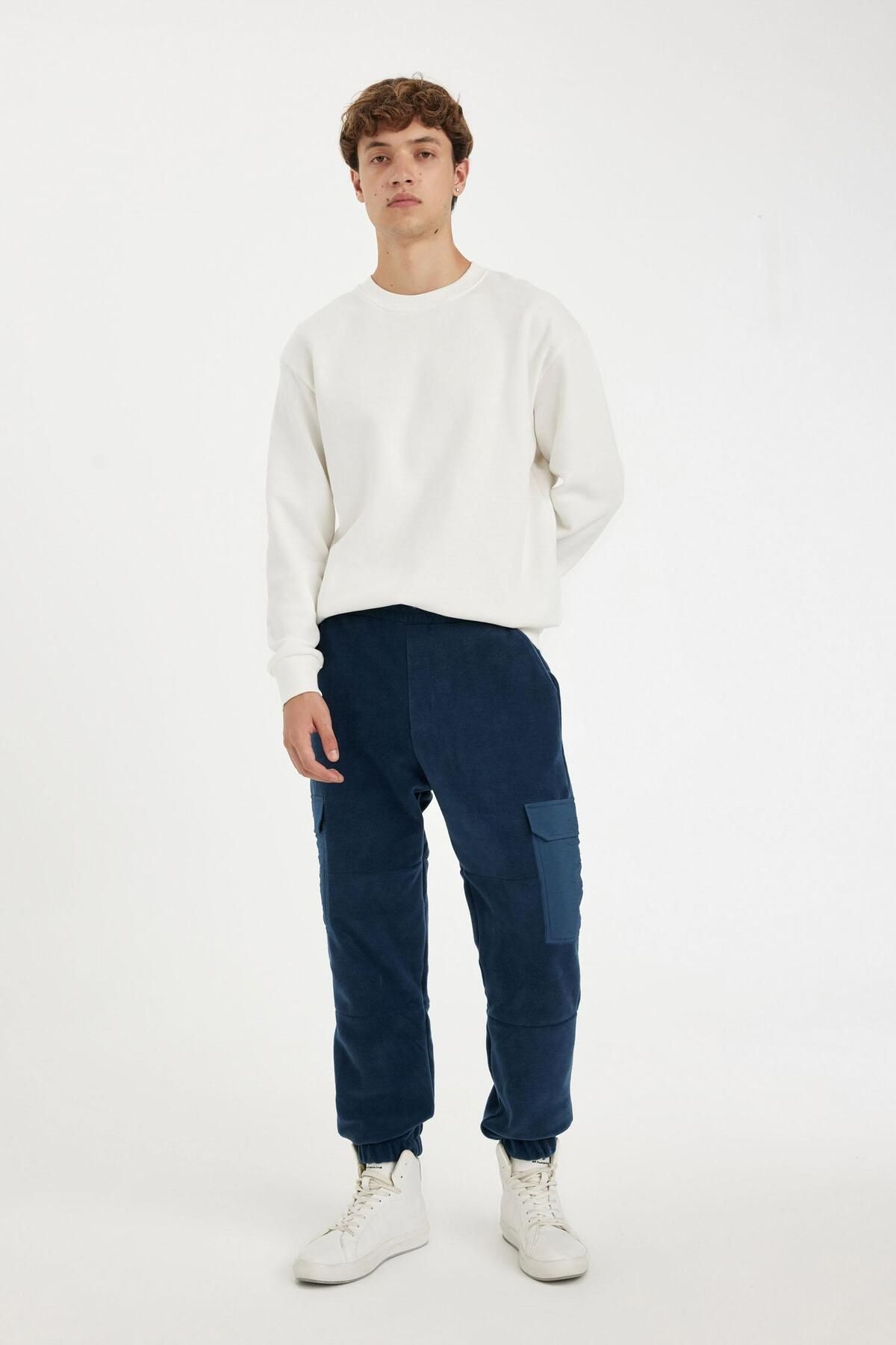 DeFacto-Regular Fit Fleece Sweatpants with Elastic Waist and Cargo Pockets A7040Ax24Au 4