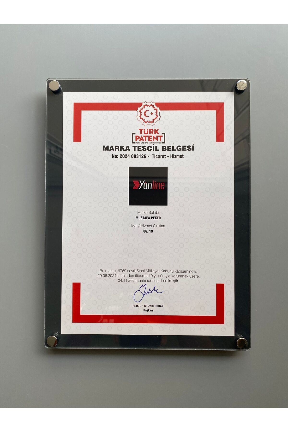 Yönline-A4 Screw Wall Mounted Document Board |   Transparent Plexiglass Foil with Anthracite Floor 2