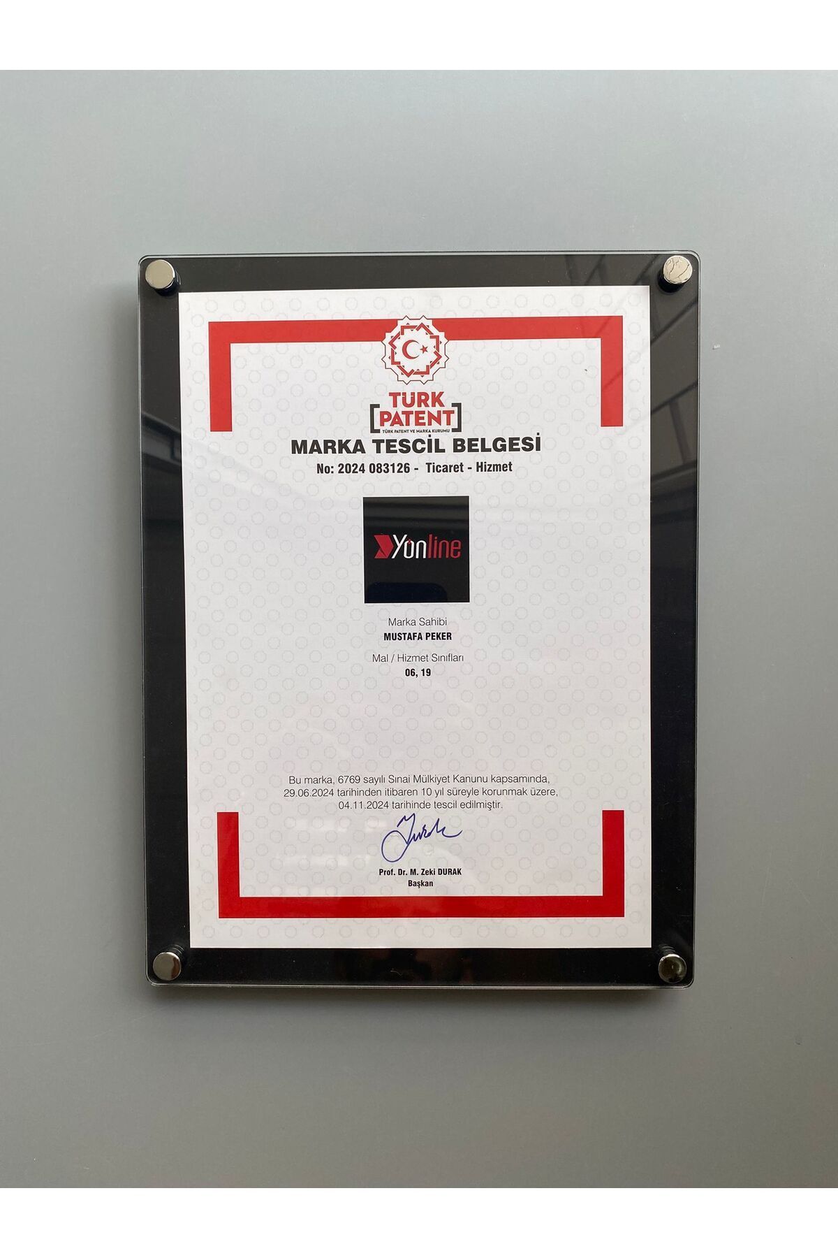 Yönline-A4 Screw Wall Mounted Document Board |   Transparent Plexiglass Foil with Black Background 2