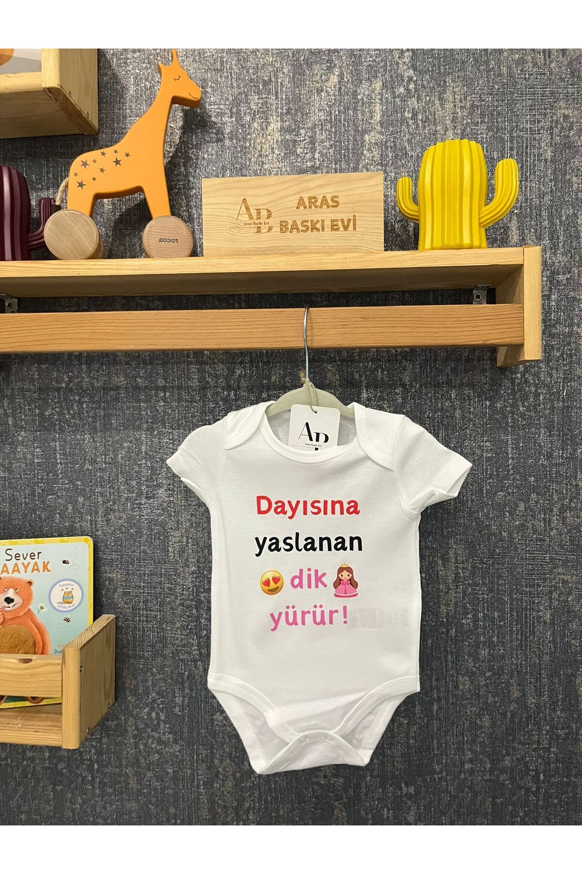 بادی نوزادی ۱۰۰٪ پنبه ارگانیک، دختر بچهای که به عمویش تکیه داده و به سمت بالا راه میرود، بادی نوزادی سفید دکمهدار  بادی نوزادی ۱۰۰٪ پنبه ارگانیک، دختر بچهای که به عمویش تکیه داده و به سمت بالا راه میرود، بادی نوزادی سفید دکمهدار