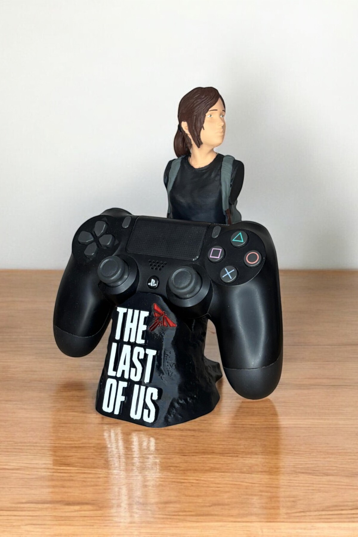 Valyria Ellie Figürlü PS4/PS5 Kol Tutucu – The Last of Us Temalı Oyun Aksesuarı | 3D Baskı Stand