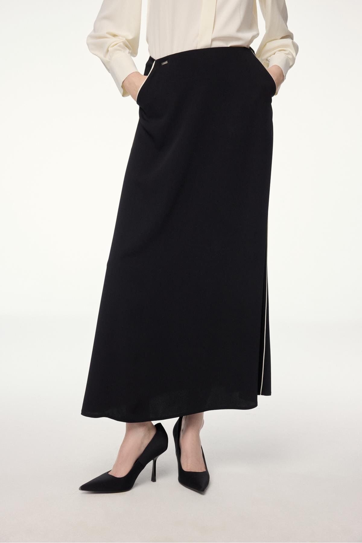 Zühre-Plain Black Skirt with Stripe Detail and Pockets Etk-0182 2