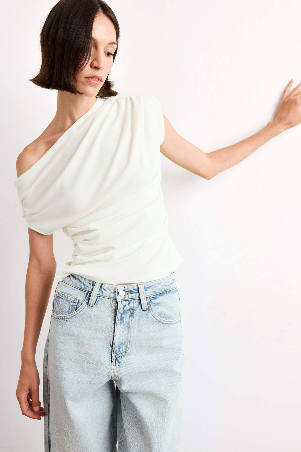 DeFacto-Fitted Basic Plain One Shoulder Undershirt F8993Ax25Sm 5
