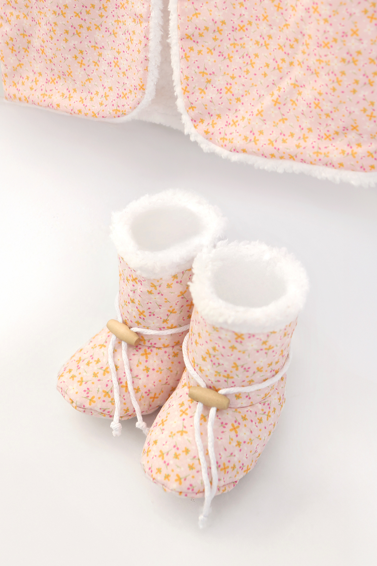 HAMUR Kız Bebek Yelek ve Patik Takımı 2 li Set Çift Taraflı Düğmeli Yenidoğan Pamuklu Koyun Tüyü Leila fotoğrafı 3 (önizleme)