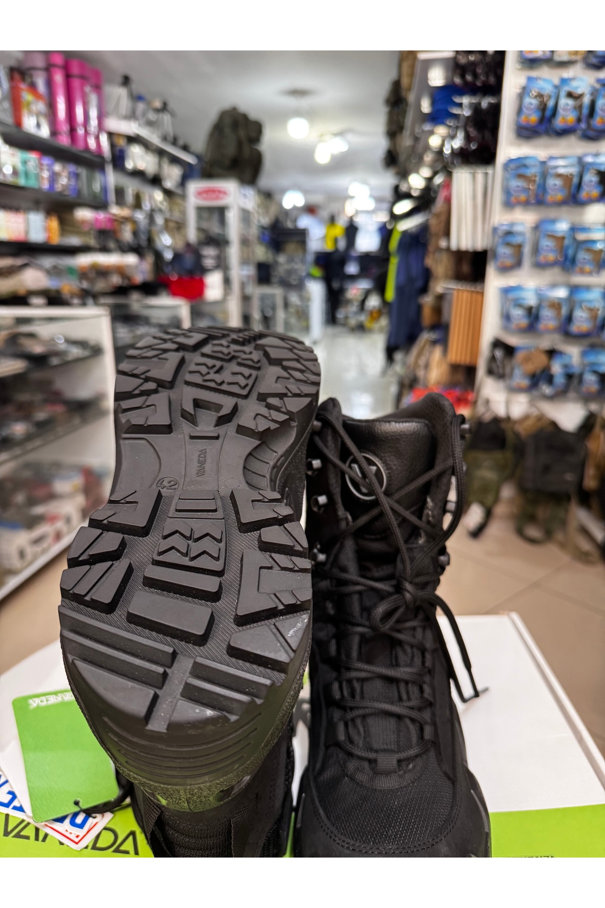 North  Vaneda 1191 V-Clutch Erkek Nubuk Bot – Siyah, Suya Dayanıklı - Görsel 4