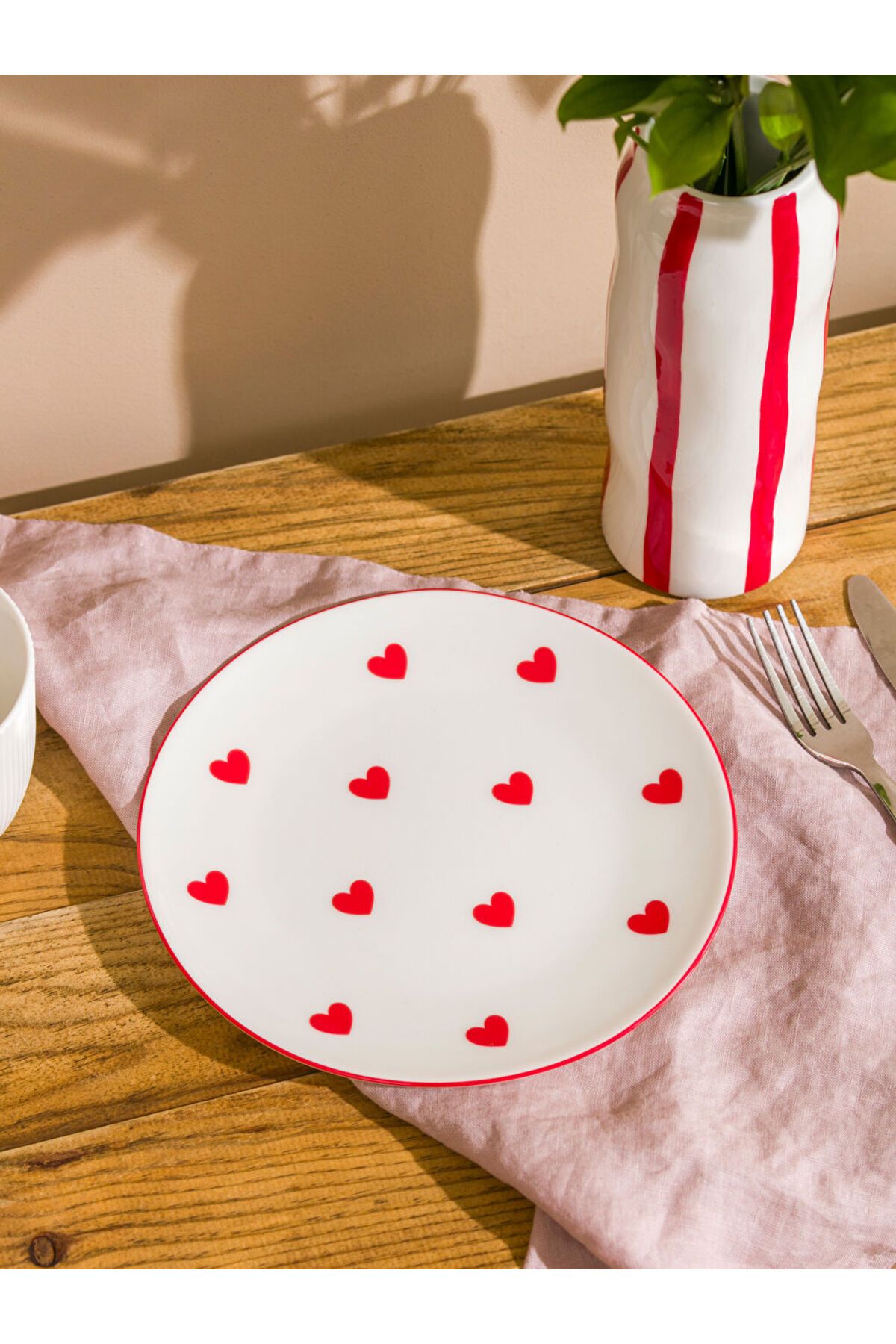 LC Waikiki-Sparkling Selections from Shining Store |   Red Heart Patterned Cake Plate 21 cm 2