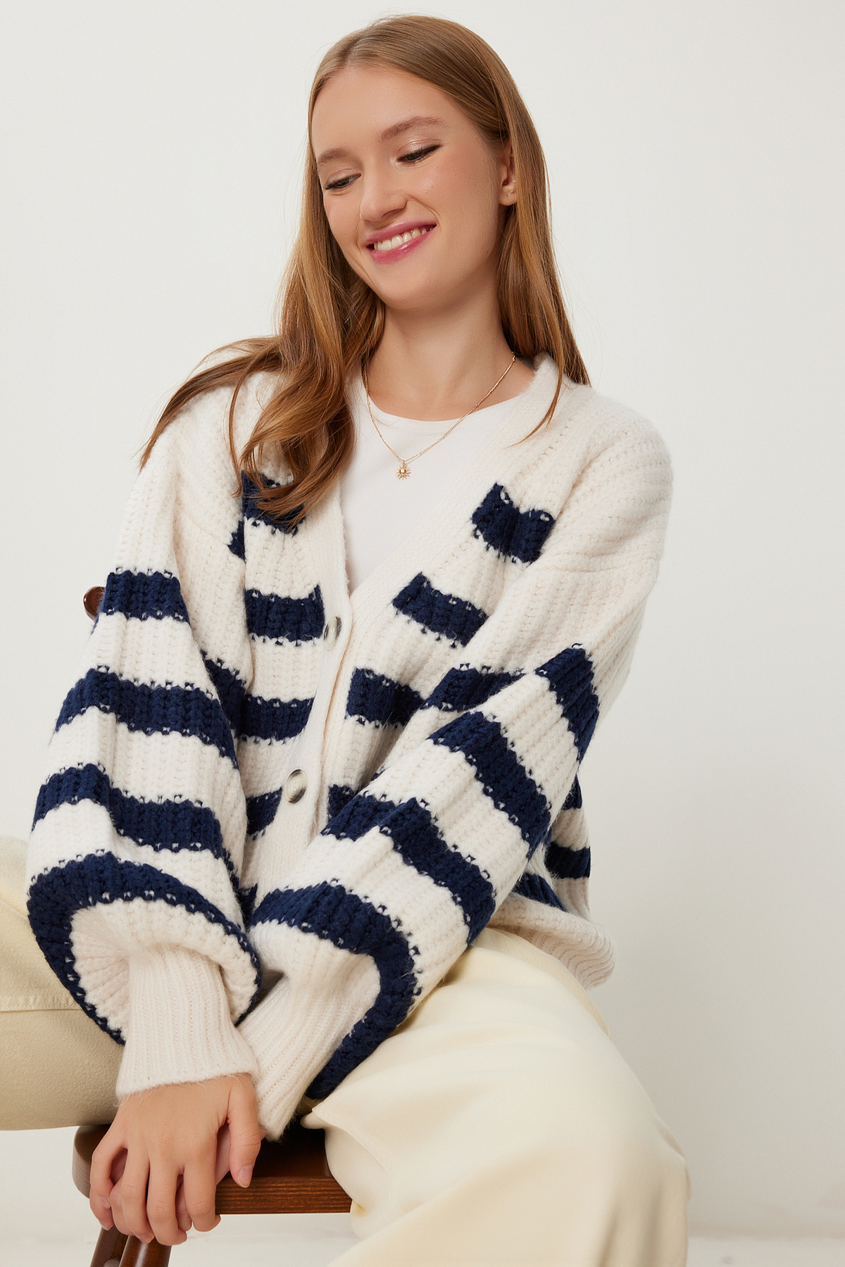 Happiness İstanbul Kadın Ekru Lacivert V Yaka Çizgili Triko Hırka US00940