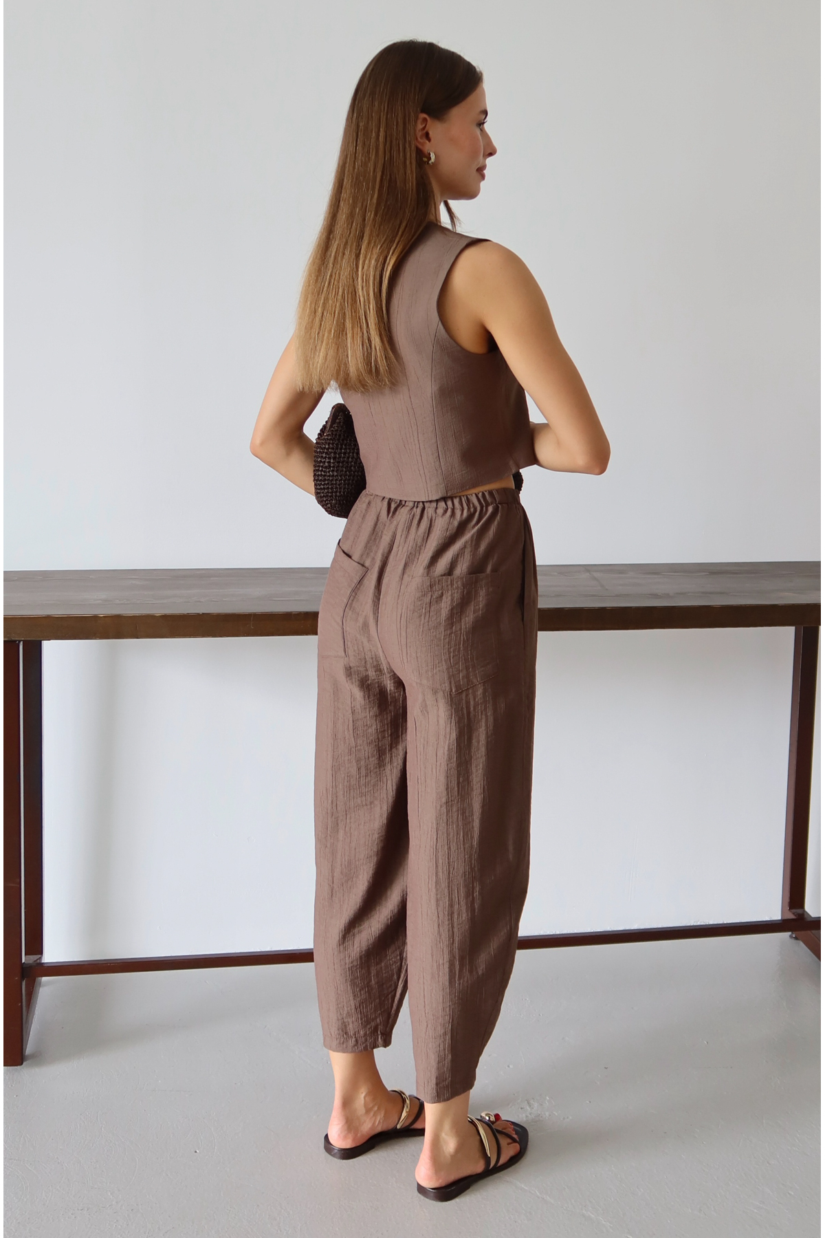 Trendyolmilla  Kahverengi Yelek Pantolon Dokuma Alt - Üst Takım TWOAW26AU00068 - Görsel 4