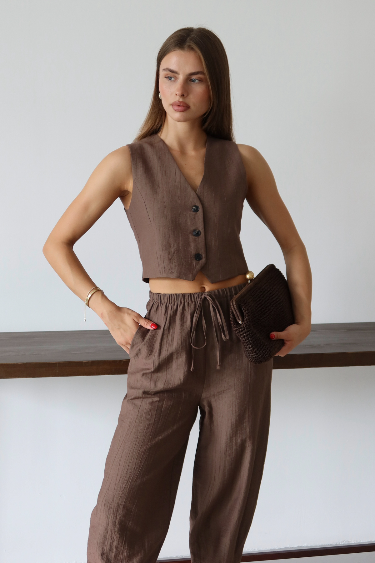 Trendyolmilla  Kahverengi Yelek Pantolon Dokuma Alt - Üst Takım TWOAW26AU00068 - Görsel 3