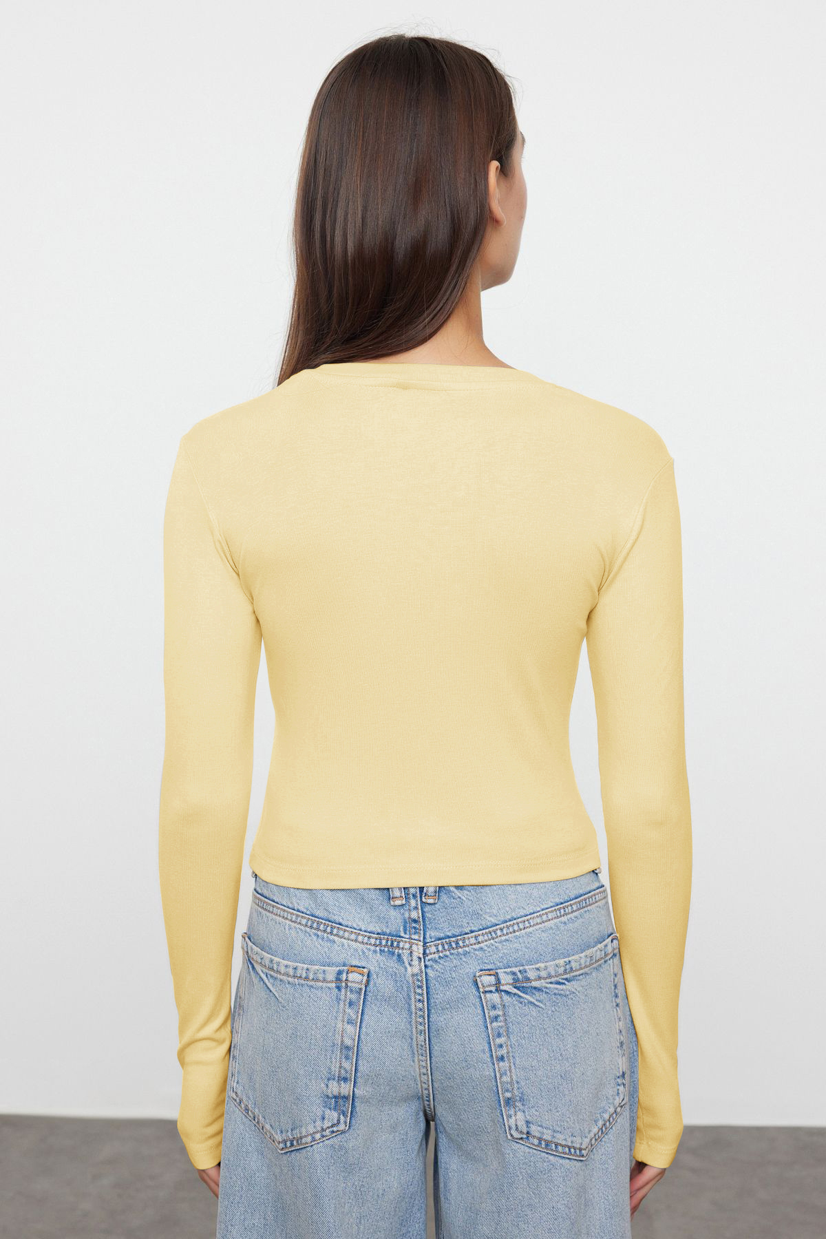 Trendyolmilla  Sarı Viskon Bisiklet Yaka Crop Esnek Örme Bluz TWOAW24BZ00116 - Görsel 5