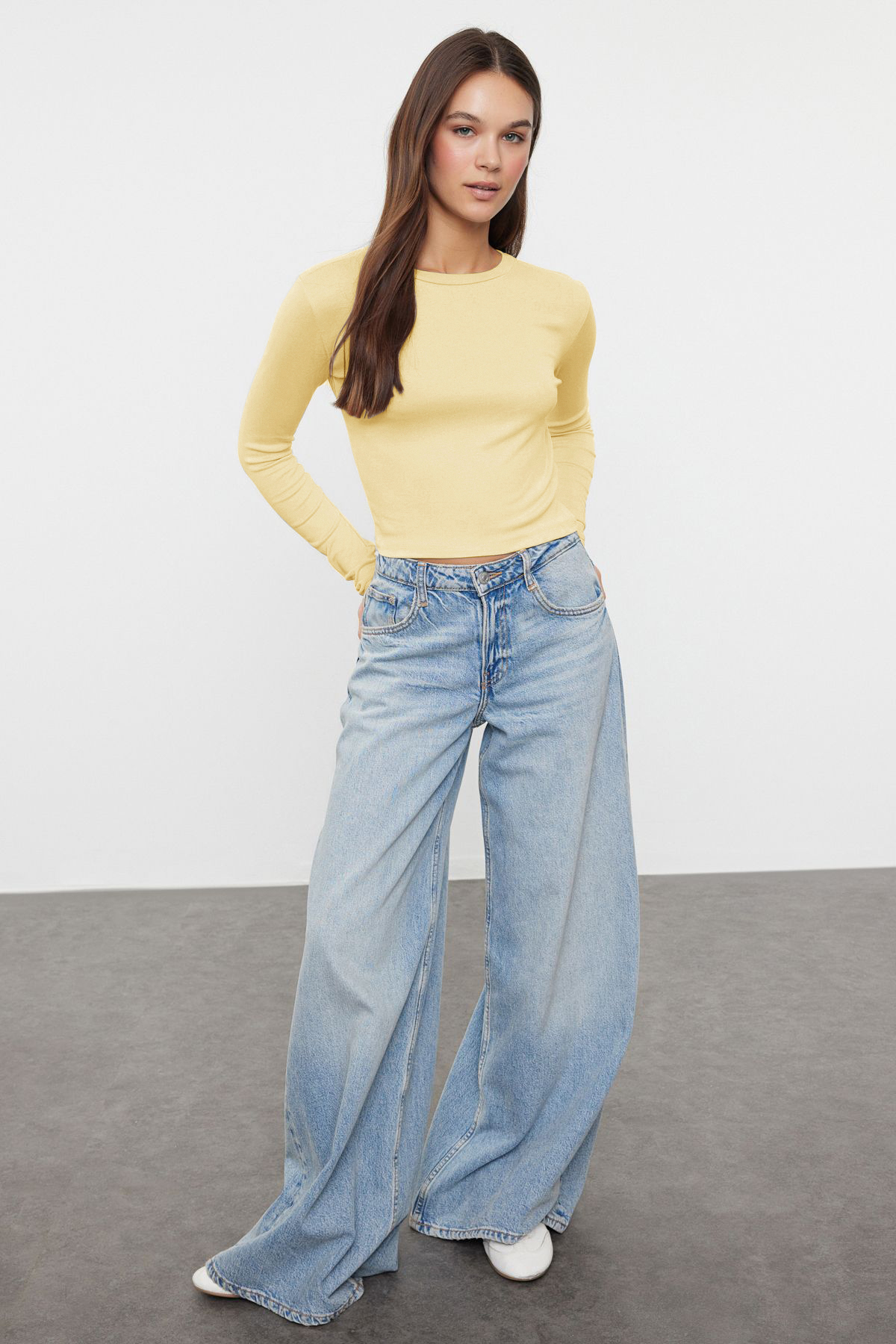 Trendyolmilla  Sarı Viskon Bisiklet Yaka Crop Esnek Örme Bluz TWOAW24BZ00116 - Görsel 2