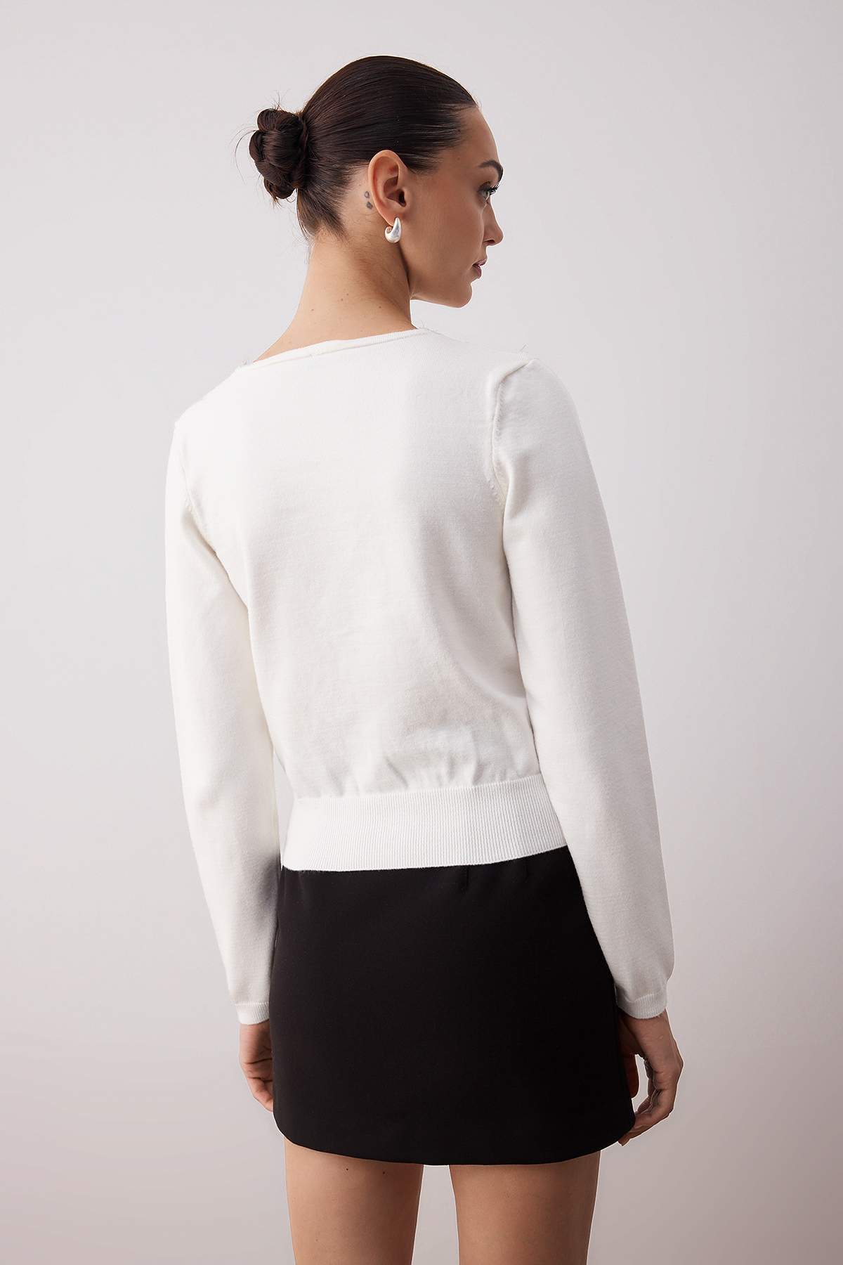 Trendyolmilla  Ekru Crop Dantel Garnili V Yaka Premium/Özel İplik Triko Hırka TWOAW26HI00026 - Görsel 4