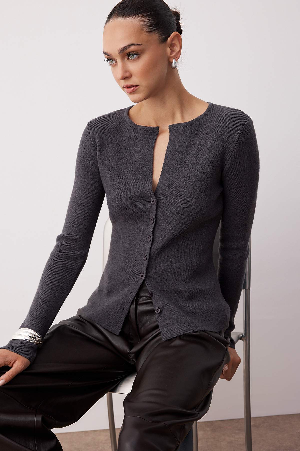 Trendyolmilla  Antrasit Premium İplik/Özel İplik Fitted/Vücuda Oturan Yünlü Triko Hırka TWOAW26HI00046 - Görsel 2