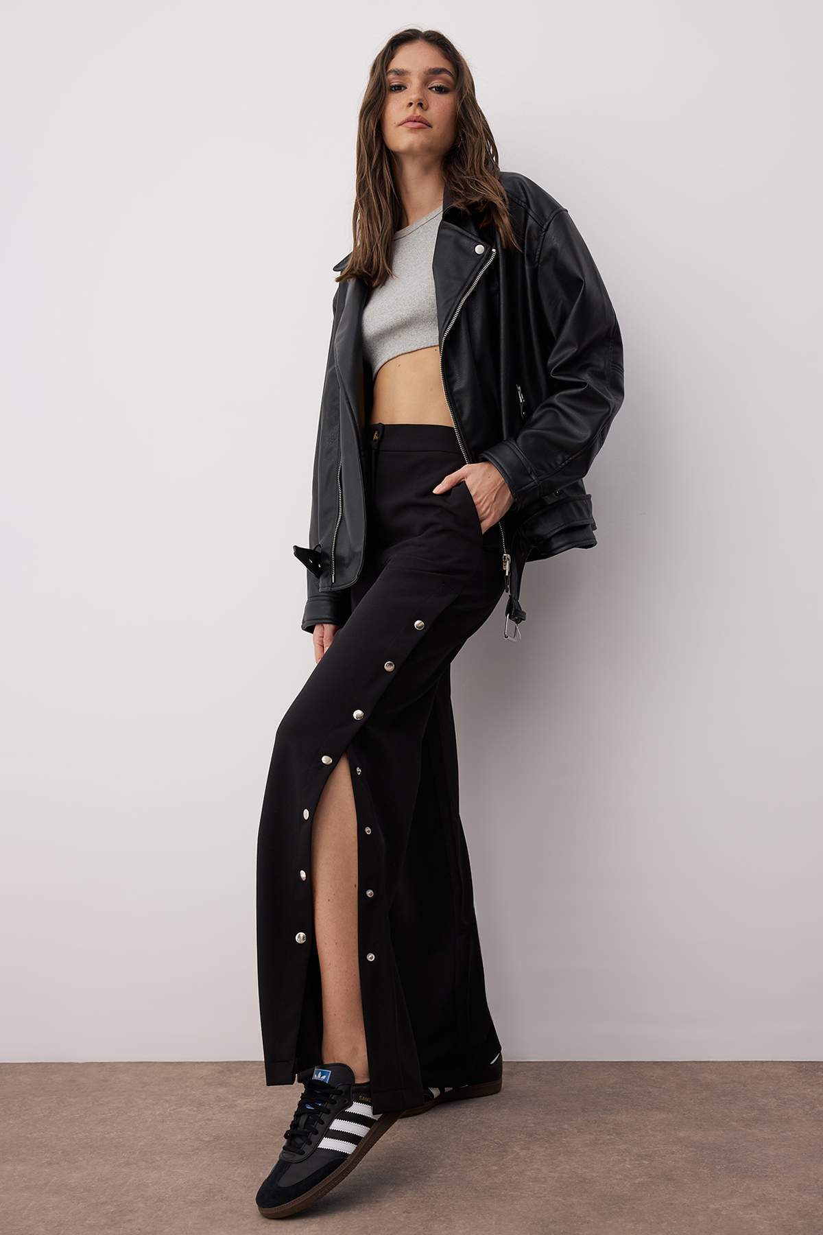 Trendyol Collection Spodnie z szerokimi nogawkami i guzikami w kolorze czarnym - Twoss20Pl0398