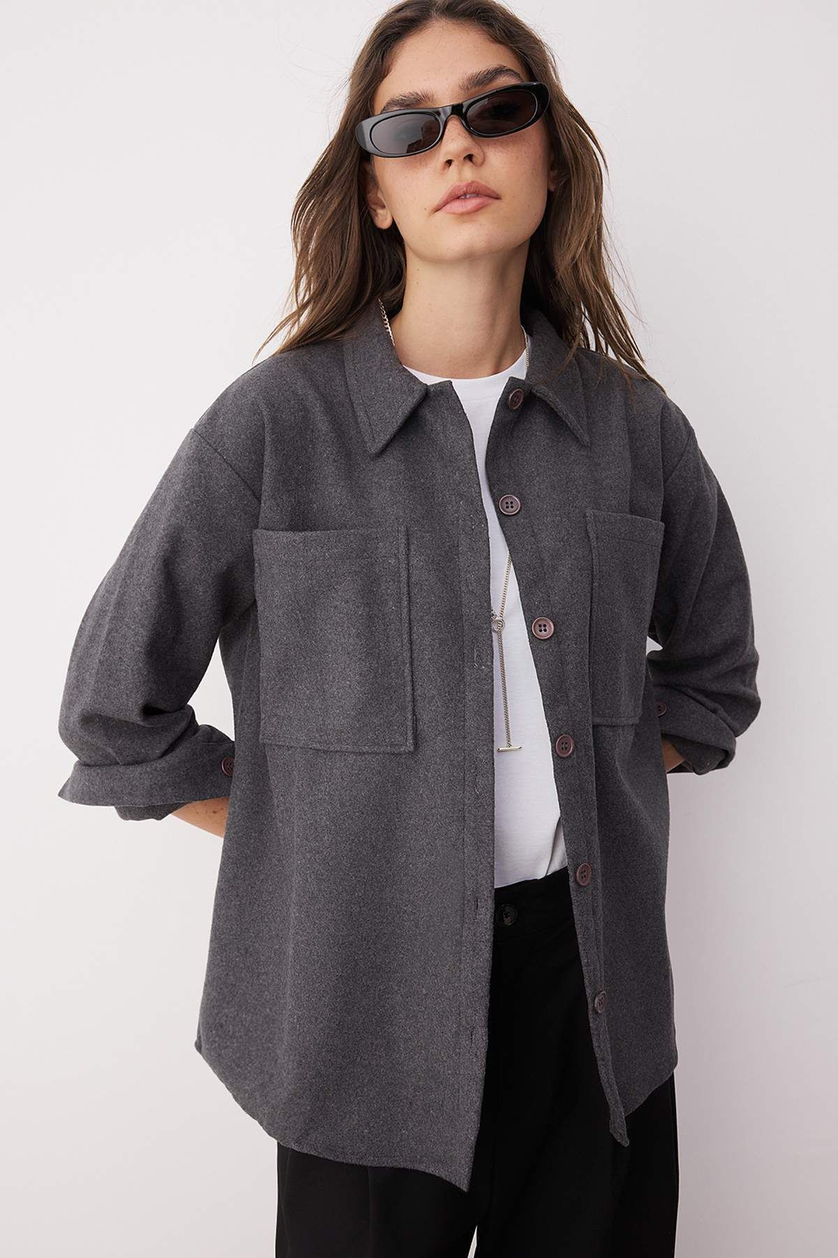 Trendyol Collection-Antracitová dvojitá kapsa Oversize/Wide Fit šitá tkaná košile TWOAW23GO00356 1