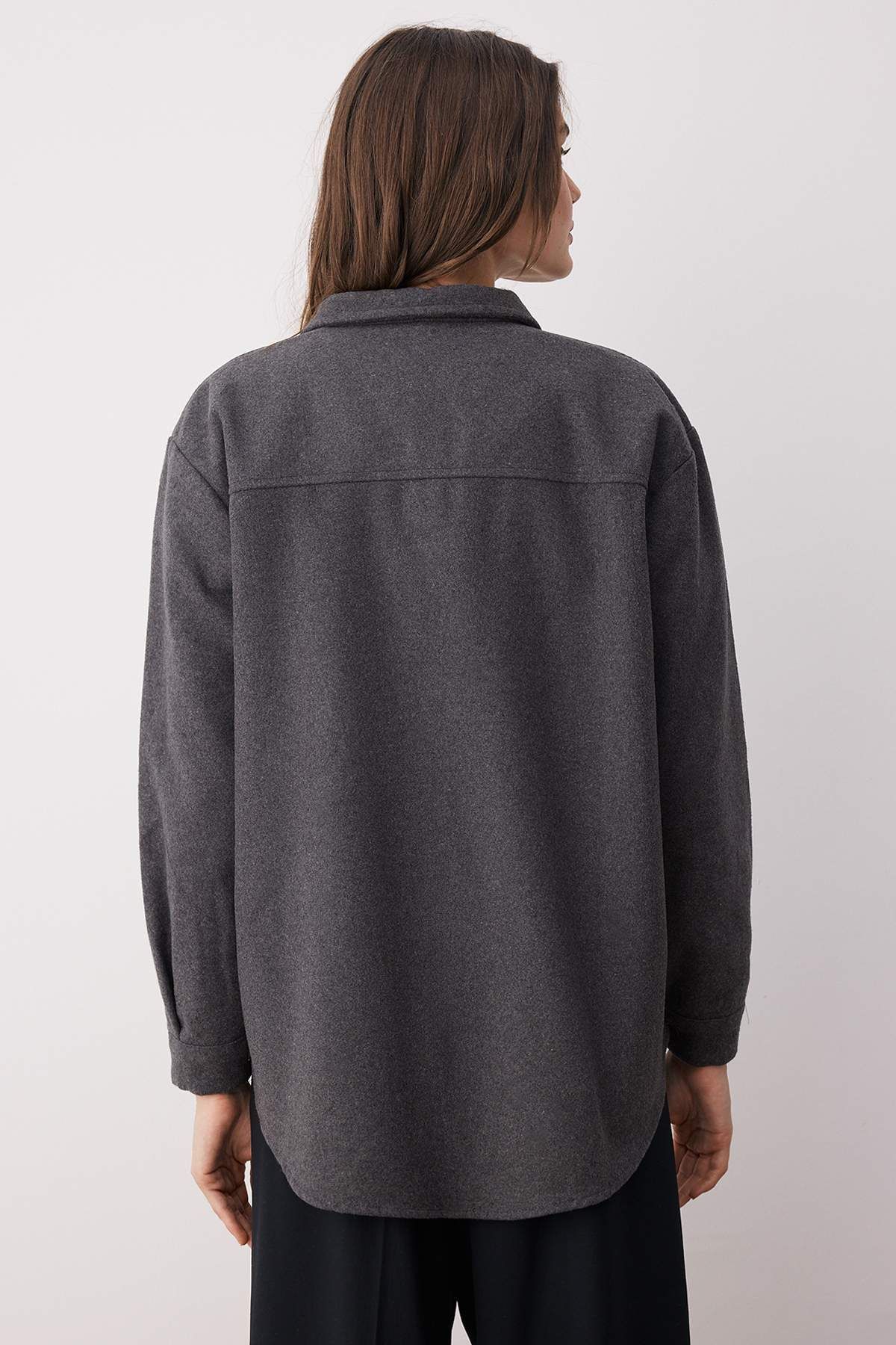 Trendyol Collection-Antracitová dvojitá kapsa Oversize/Wide Fit šitá tkaná košile TWOAW23GO00356 4