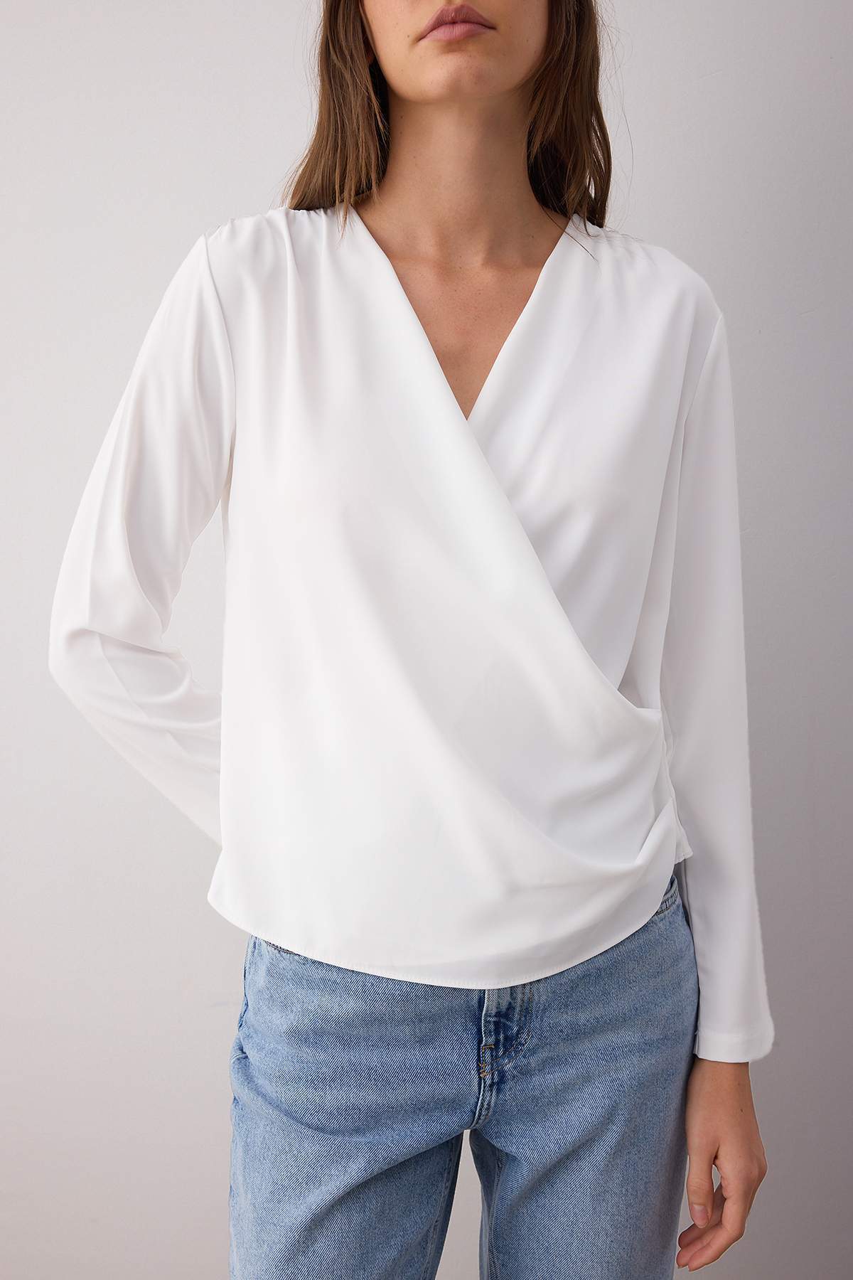 Trendyol Collection-Ecru Zweireihige Satin-Webbluse TWOAW24BZ00423 3