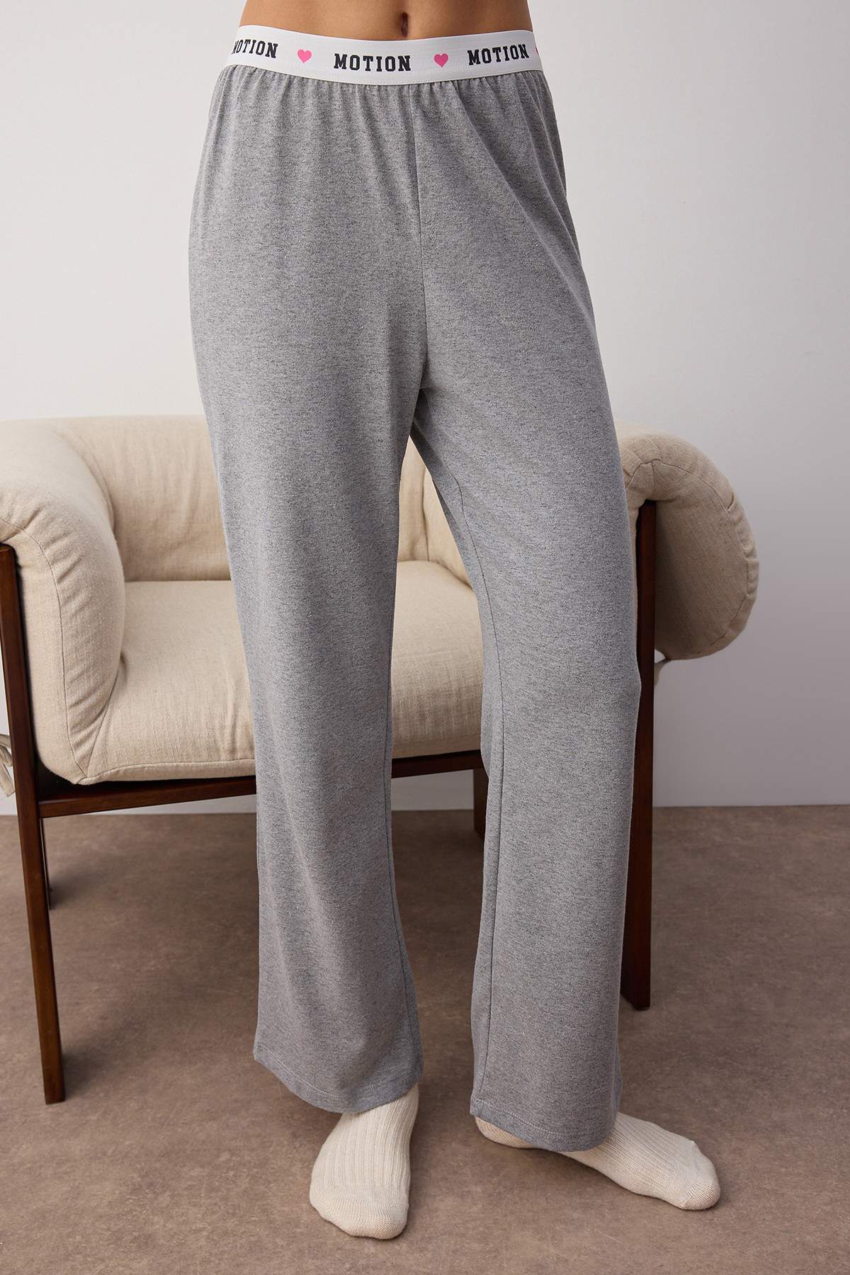 Trendyolmilla  Gri Melanj Pamuklu Kalp Nakışlı Slogan Baskı Lastikli Örme Pijama Takımı THMAW26PT00015 - Görsel 3