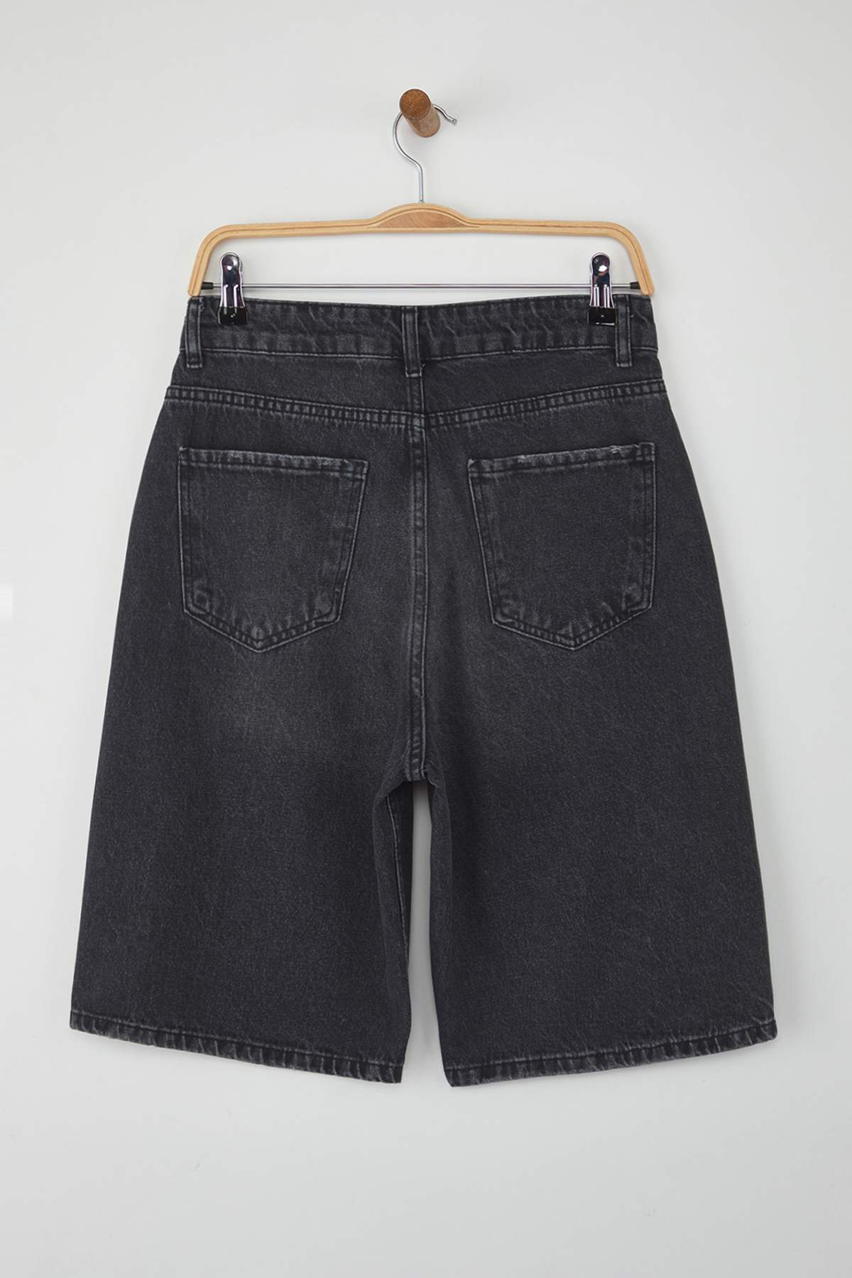 Trendyolmilla  Siyah Soluk Efekt Vintage Normal Bel Denim Jorts Bermuda TWOSS25SR00150 - Görsel 6