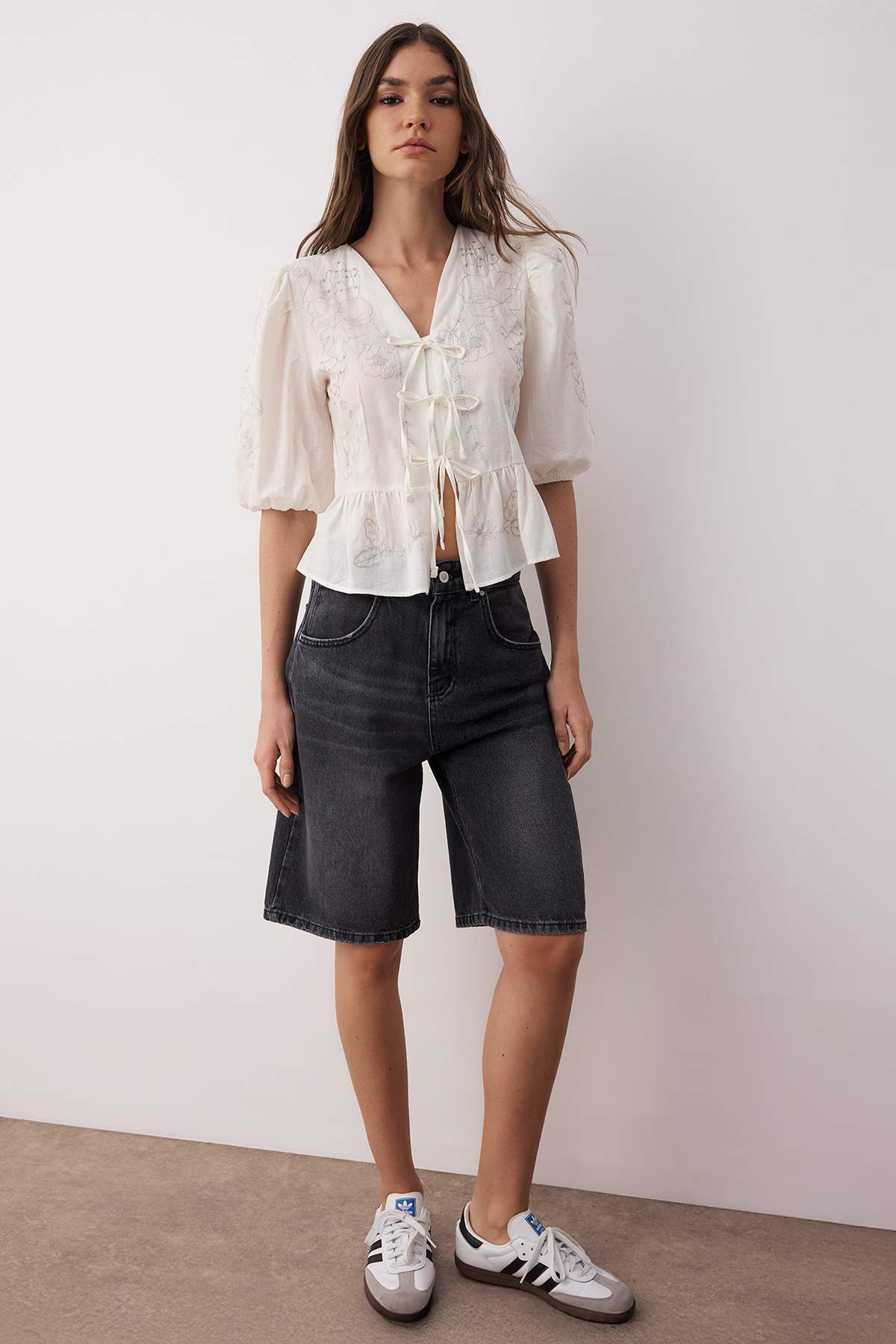 Trendyolmilla  Siyah Soluk Efekt Vintage Normal Bel Denim Jorts Bermuda TWOSS25SR00150