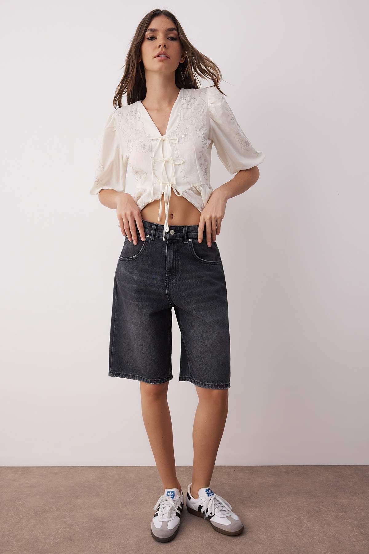 Trendyolmilla  Siyah Soluk Efekt Vintage Normal Bel Denim Jorts Bermuda TWOSS25SR00150 - Görsel 2