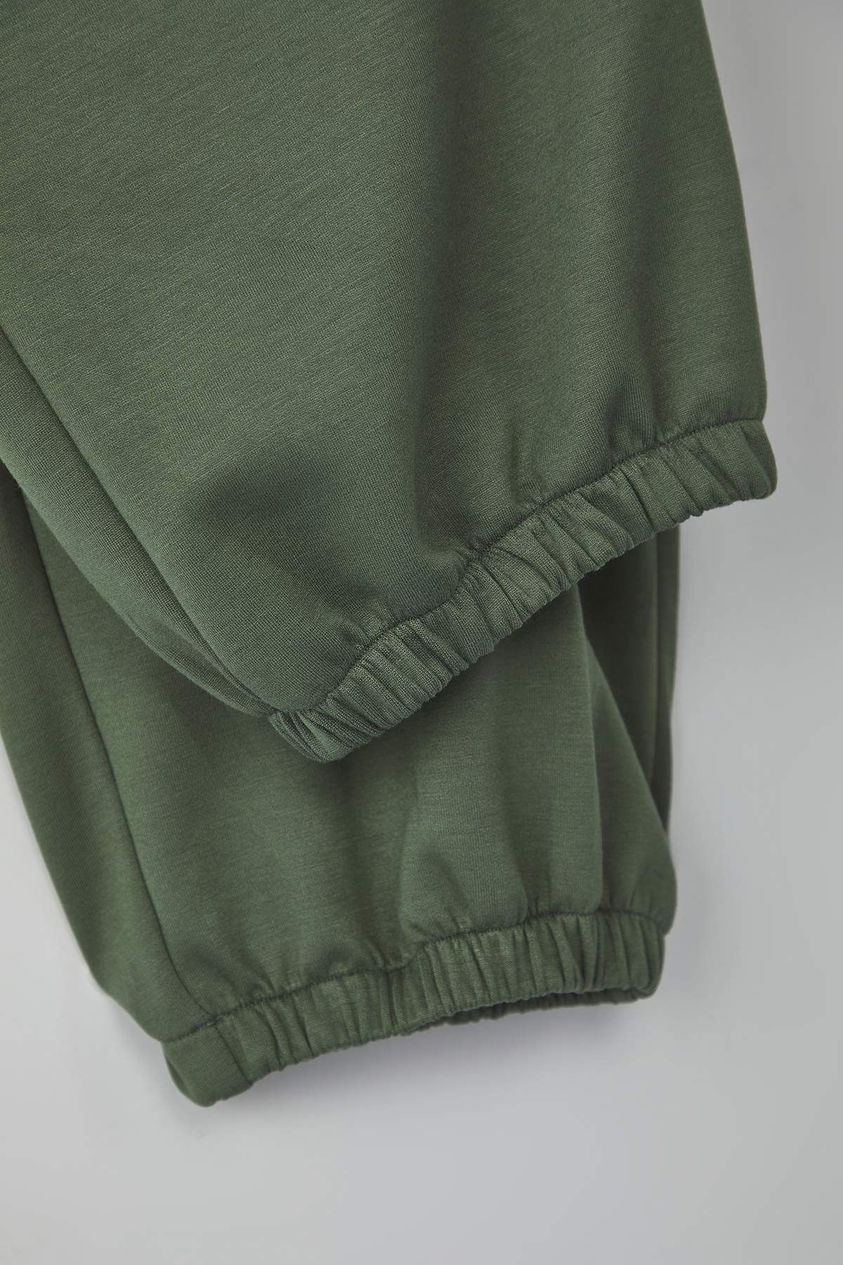 Trendyol Curve-Khakifarbene, lockere Jogger-Jogginghose mit weichem Knopf und lockerer Passform, Übergröße, TBBAW25AJ00003 3