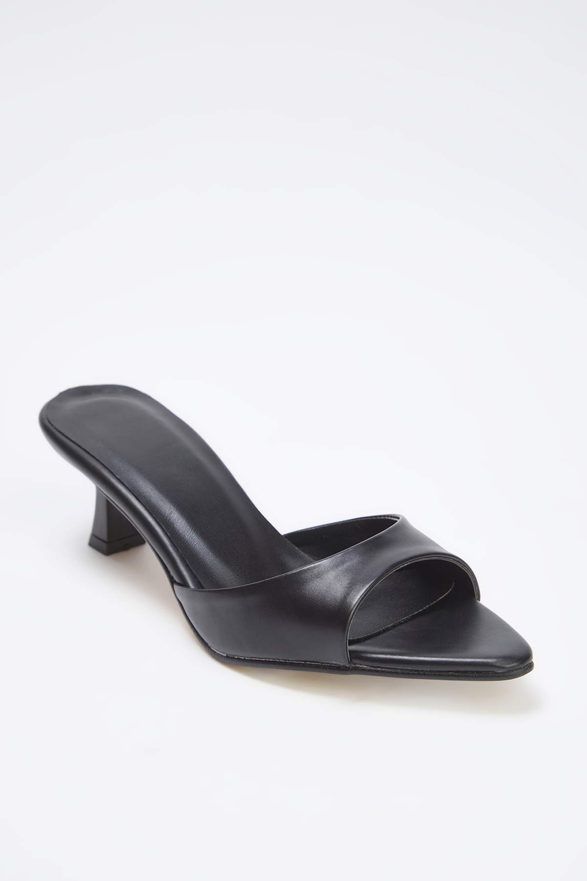 TRENDYOL SHOES Schwarze Damen-Hausschuhe mit spitzer Zehenpartie und Kitten-A...