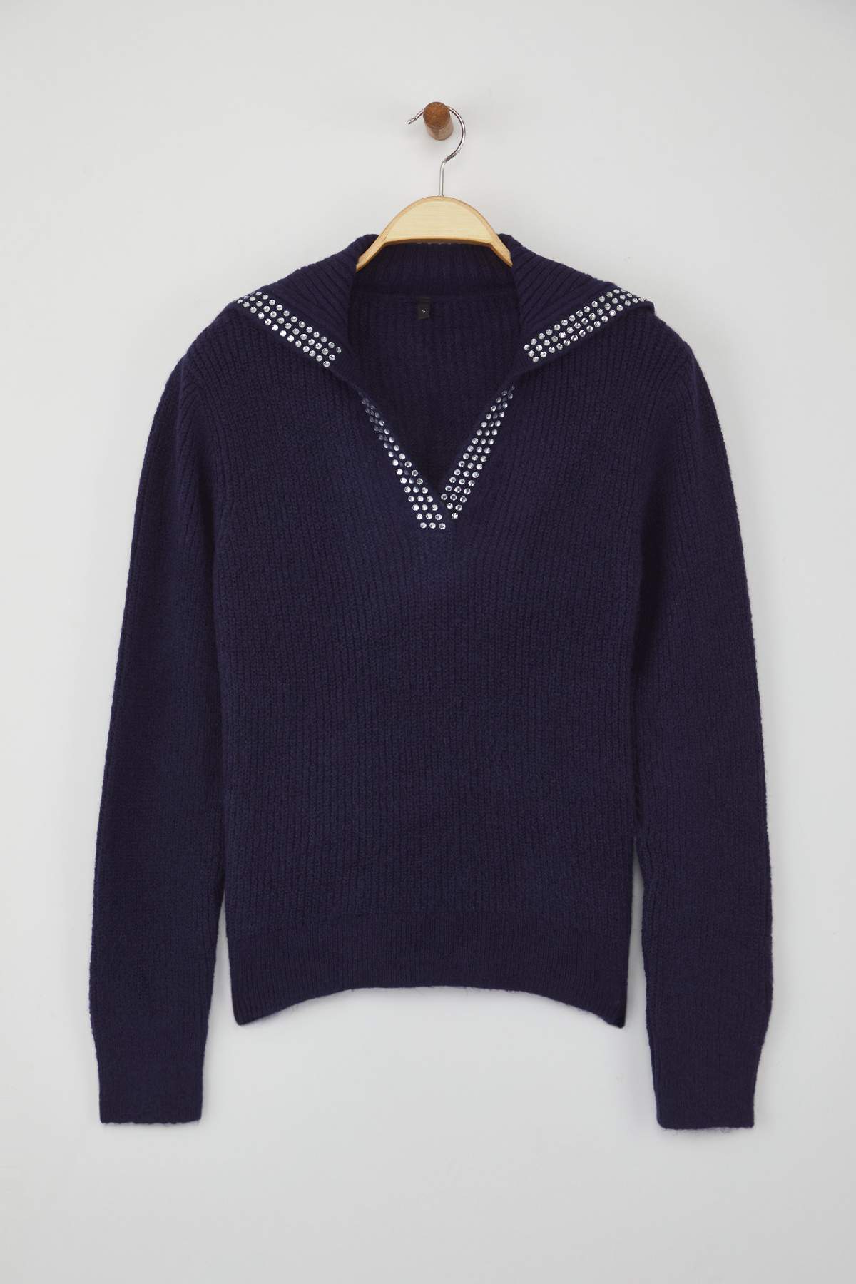 Trendyolmilla  Lacivert Yumuşak Dokulu Taşlı Yaka Detaylı Triko Kazak TWOAW26KZ00035 - Görsel 5