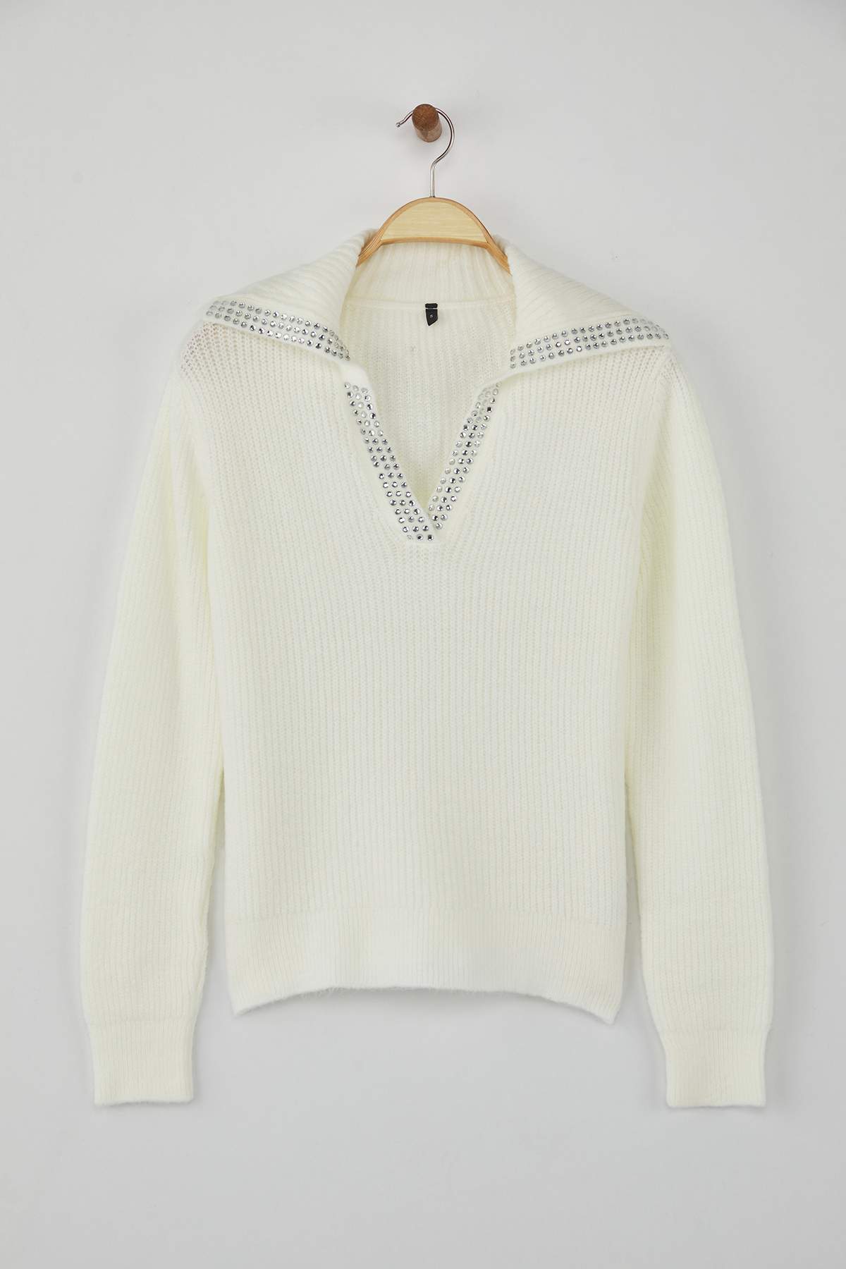 Trendyolmilla  Ekru Yumuşak Dokulu Taşlı Yaka Detaylı Triko Kazak TWOAW26KZ00035 - Görsel 5