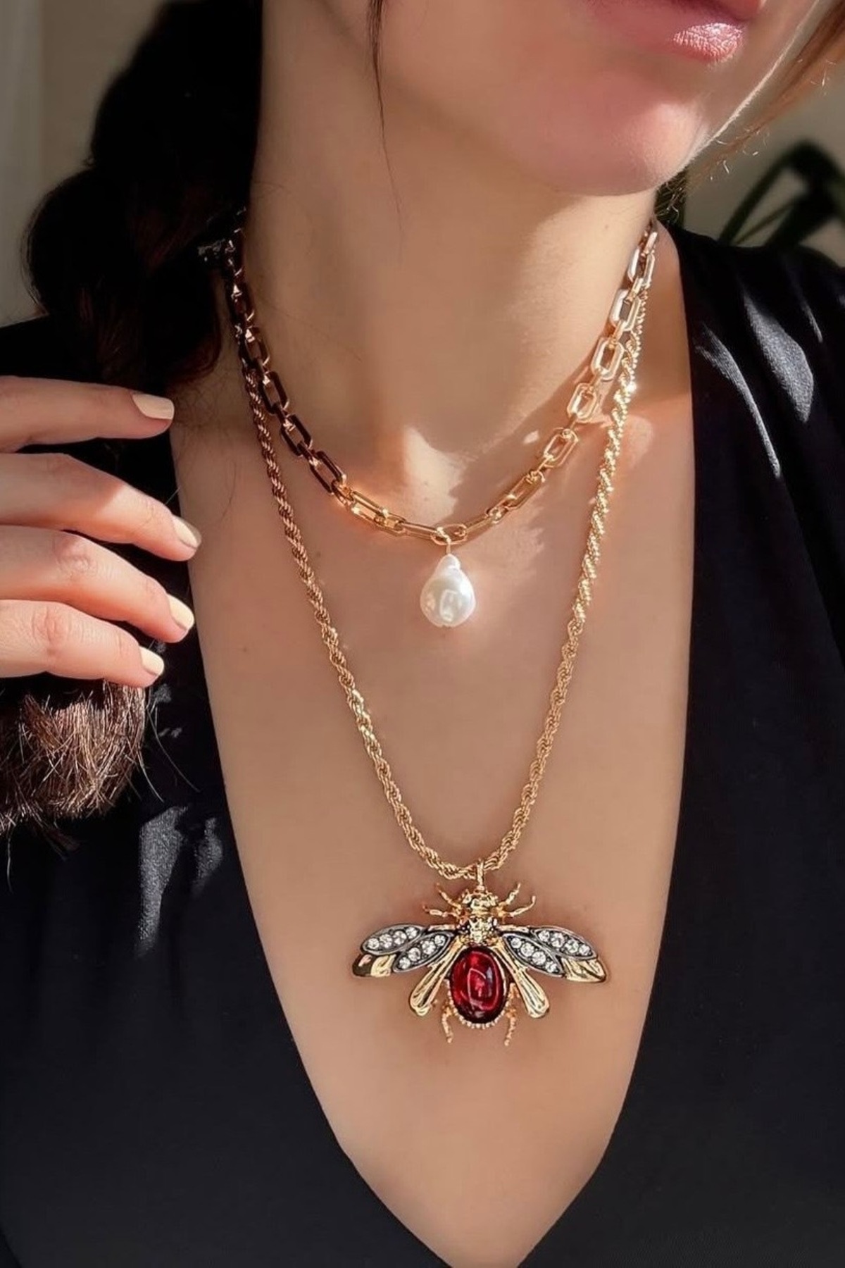 stravis-Pearl and Bee Detail 2-Piece Design Necklace 1