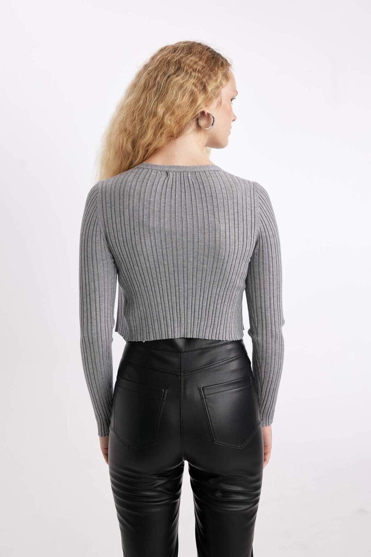 DeFacto-Regular Fit Crop Buttoned V-Ausschnitt Strickjacke A2076AX24AU 5