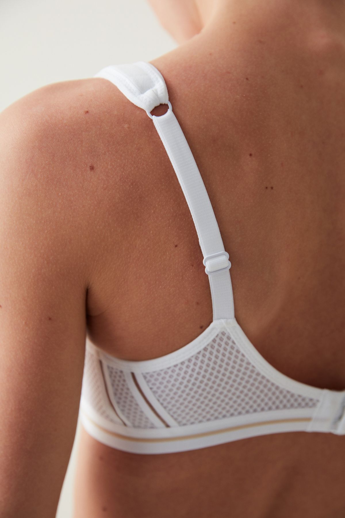 Penti-White Airy Form Underwire Bra with Minimizing Effect 4