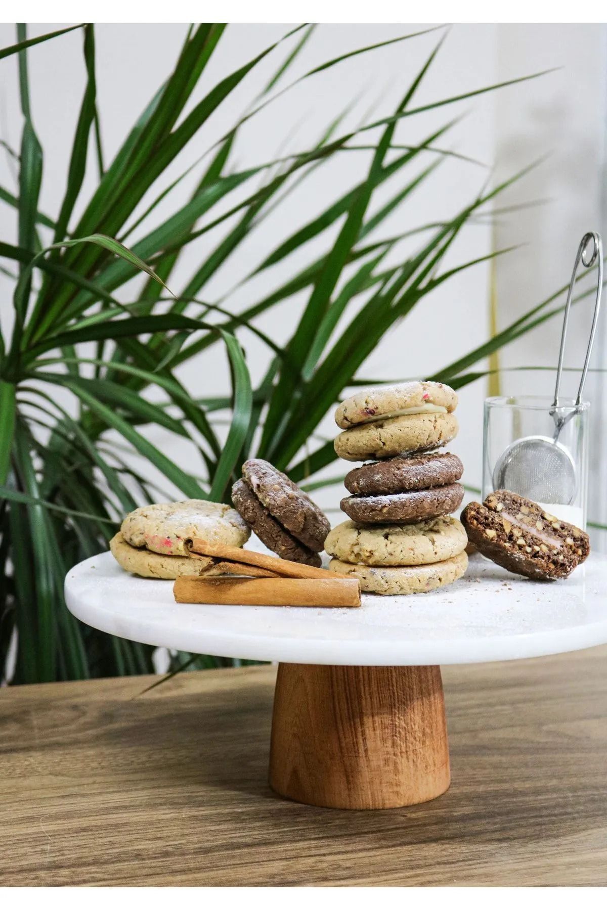 Gemboss-Natural Marble Cake Stand - Cake Stand with Wooden Legs - Marble Cheese Plate 28 cm 4
