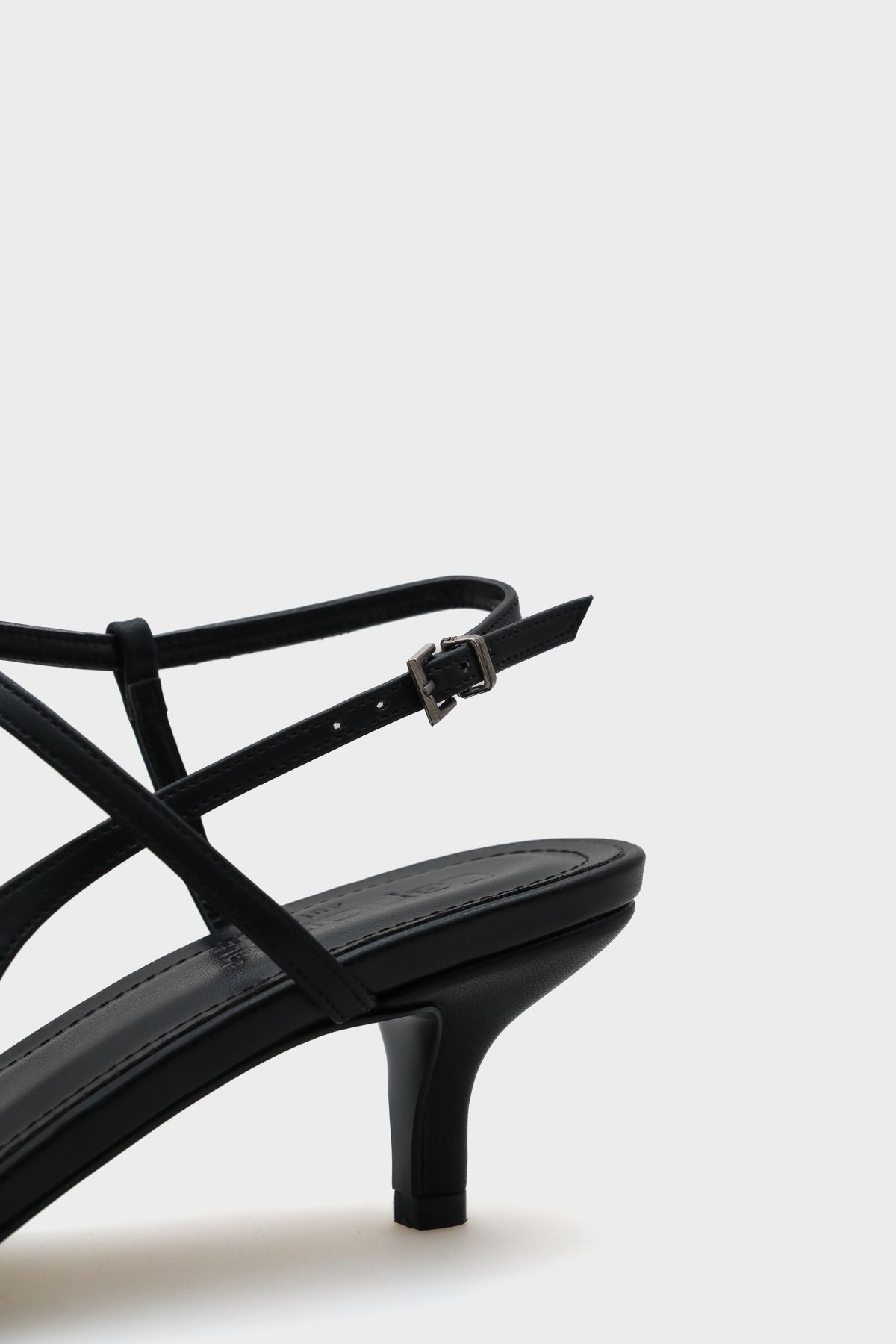 Capone Outfitters-Perla Damenschuhe mit mittlerem Absatz, Knöchelriemen und spitzer Zehenpartie 3