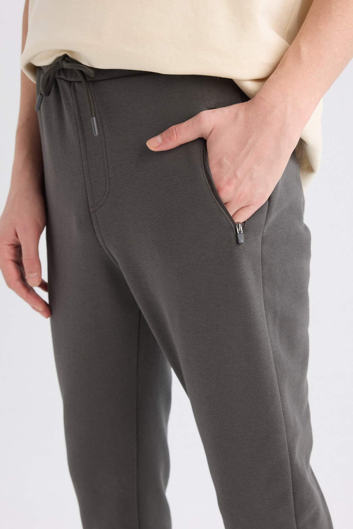 DeFacto-Jogger-Jogginghose, schmale Passform, schmale Passform, Schnürung an der Taille, elastisches Bein, Reißverschlusstaschen 3154717 5