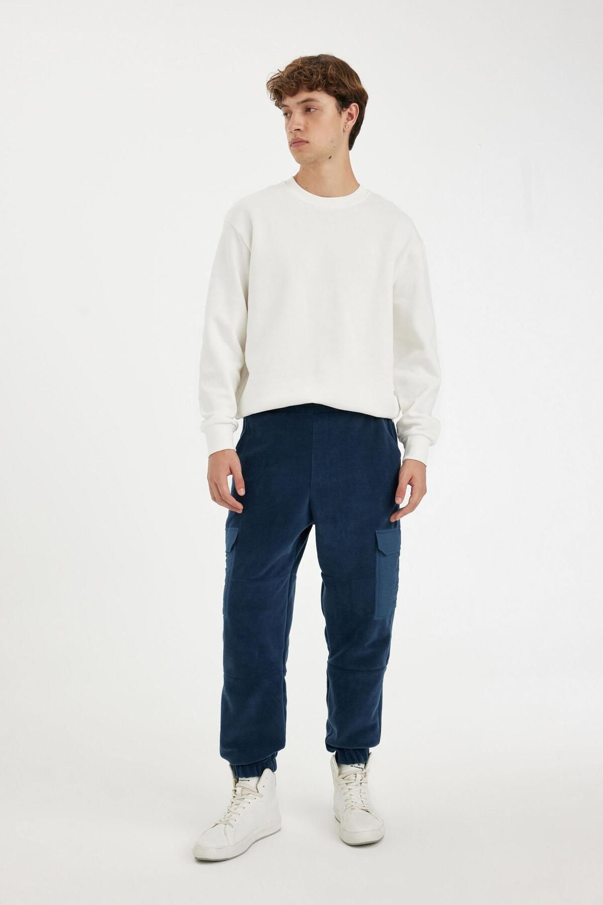 DeFacto-Regular Fit Fleece Sweatpants with Elastic Waist and Cargo Pockets A7040Ax24Au 3