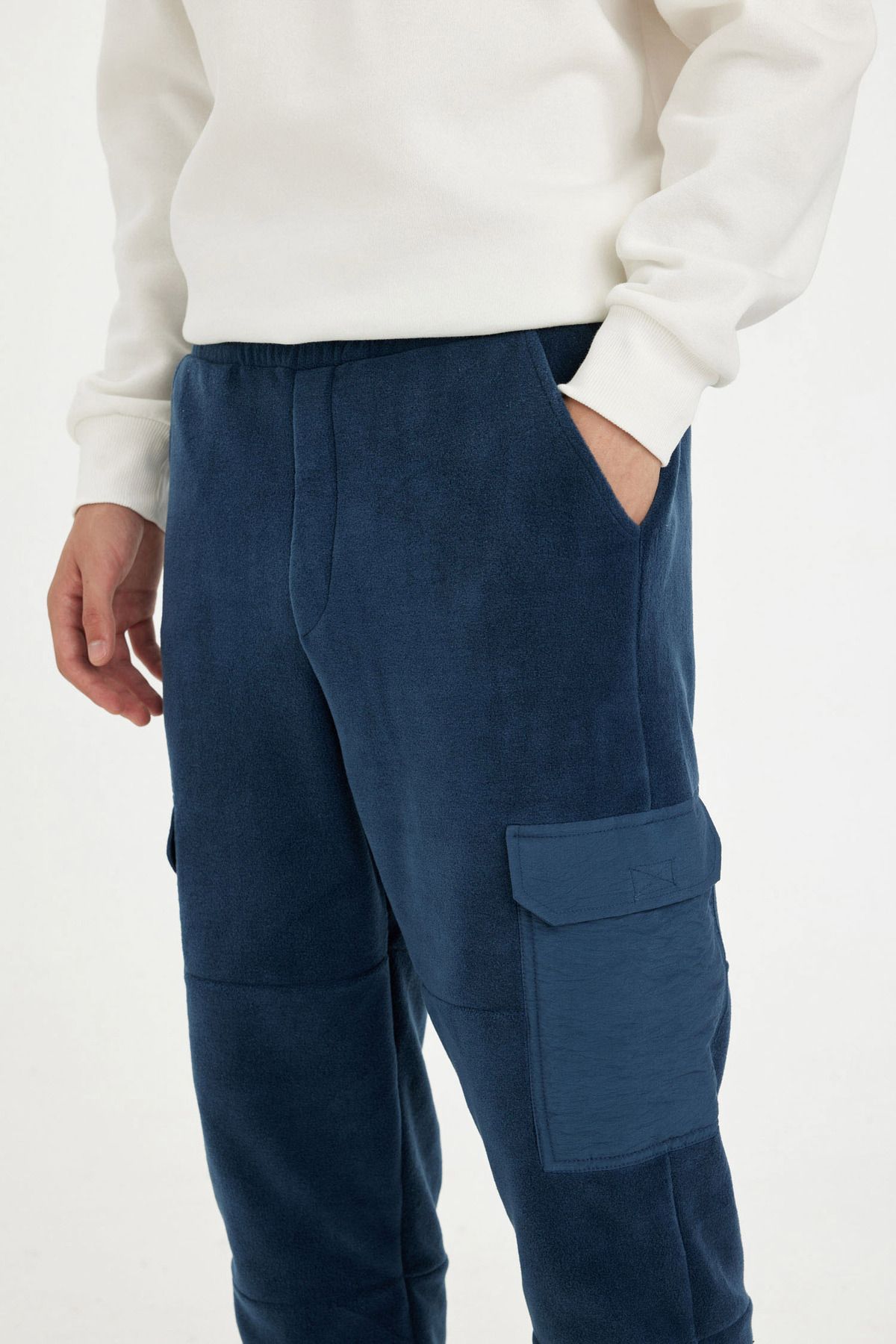 DeFacto-Regular Fit Fleece Sweatpants with Elastic Waist and Cargo Pockets A7040Ax24Au 6