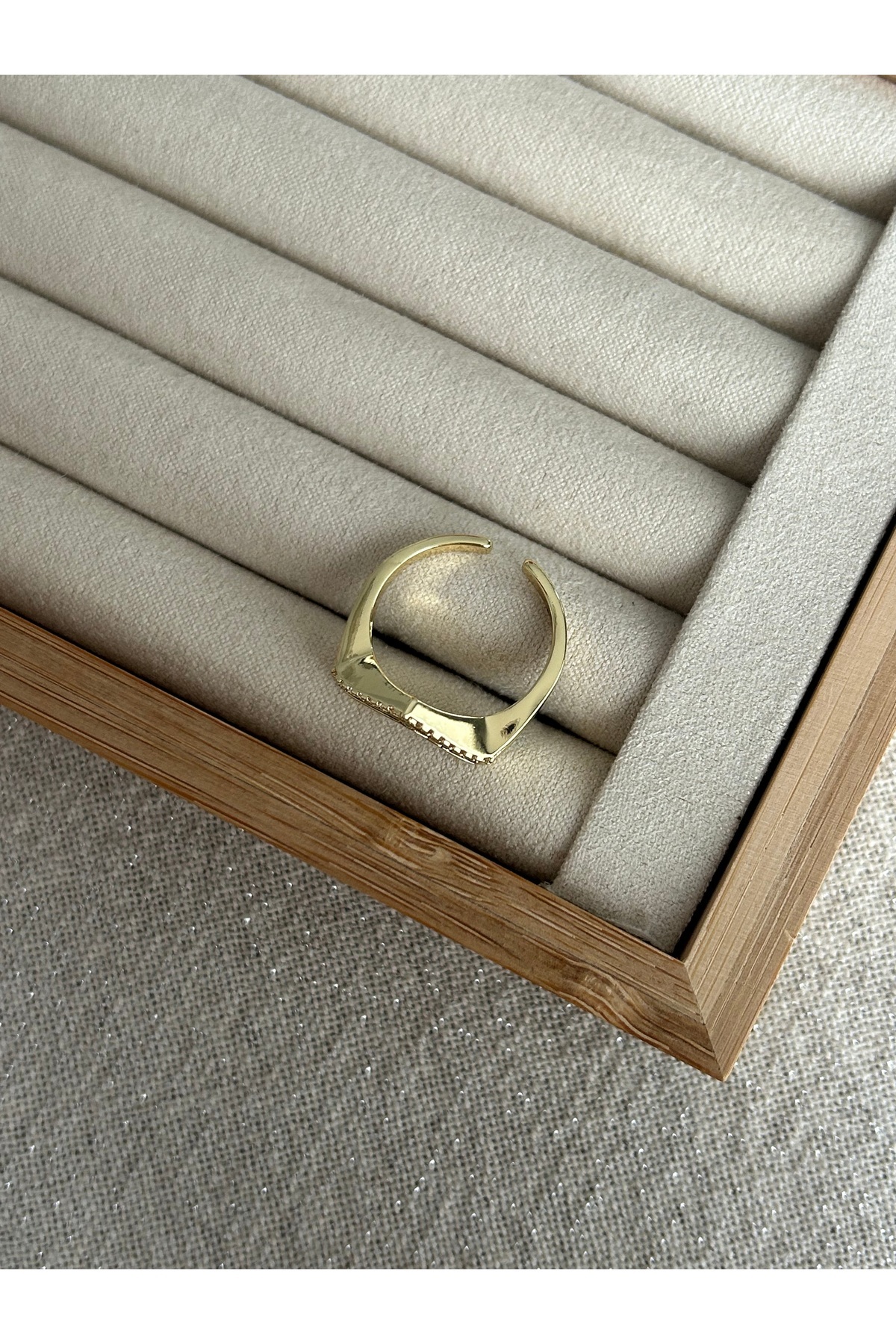 ringbox-Special Series Emerald Color Two Rows Angled Zircon Stone Ring 2