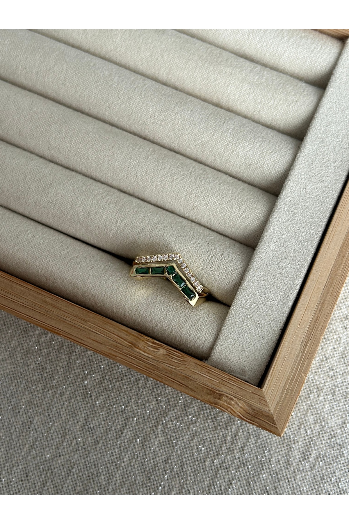 ringbox-Special Series Emerald Color Two Rows Angled Zircon Stone Ring 1