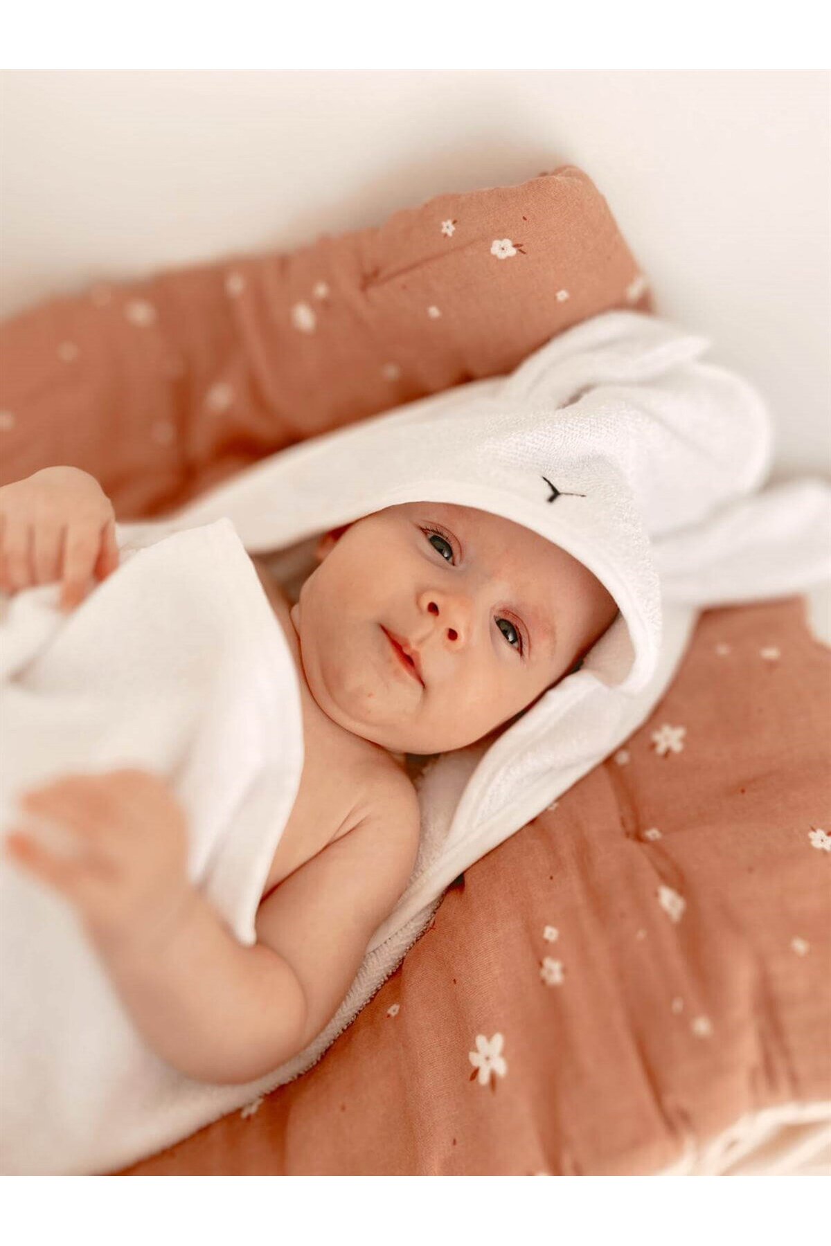 Cigit Kulaklı Tavşan Nakışlı Bebek Banyo Havlusu 75X75 cm Ekru fotoğrafı 2 (önizleme)