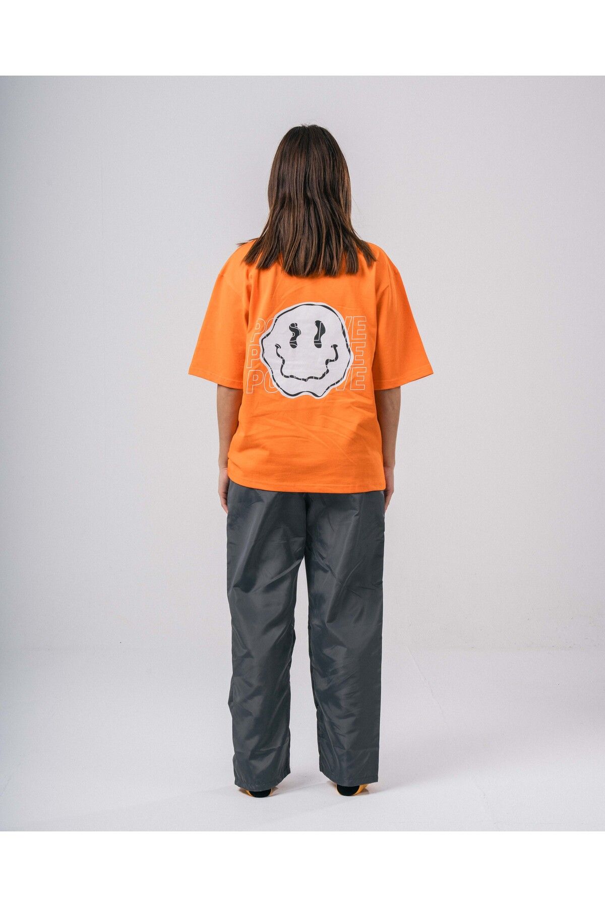 EB2024-Grey parachute pants with a comfortable and modern fit 4
