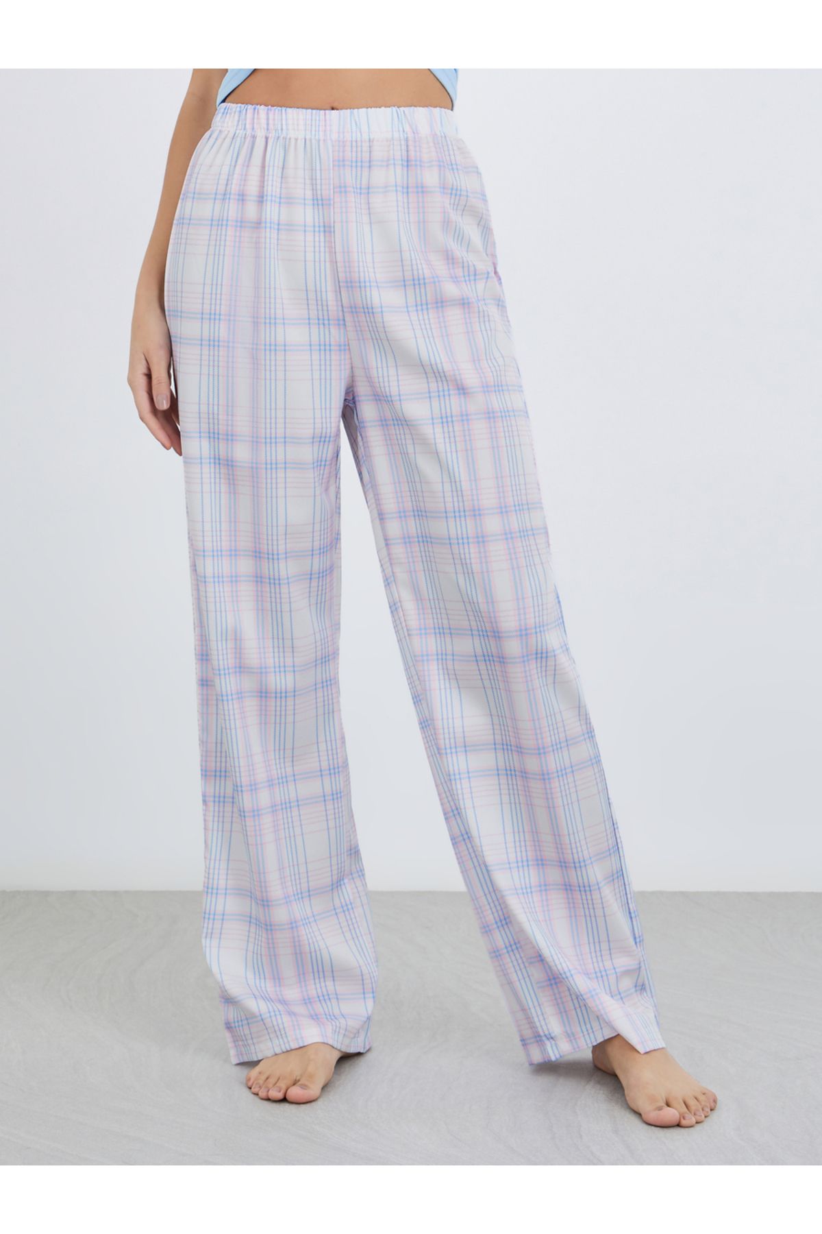 Styli-Solid Cami Top and Checked Pattern Pyjama Set 4