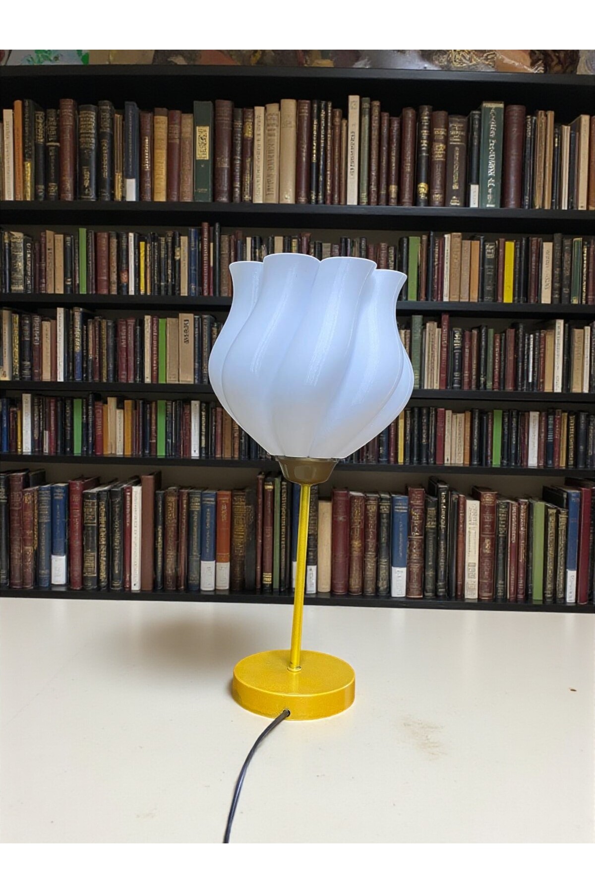 “Modern Lotus Tasarım Sarı Tabanlı Abajur - Yatak Odası & Salon Masa Lambası E27 Uyumlu”