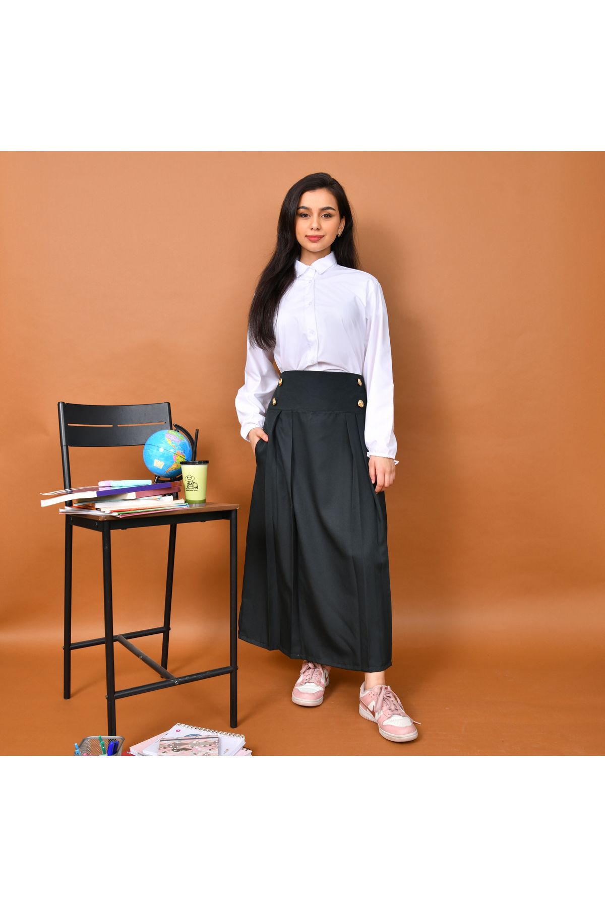 HAWRAA-Elegant pleated skirt with a high waist, decorated with gold buttons and side pockets (olive) 1