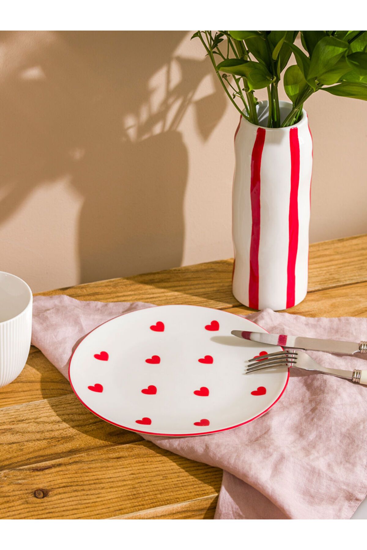 LC Waikiki-Sparkling Selections from Shining Store |   Red Heart Patterned Cake Plate 21 cm 1