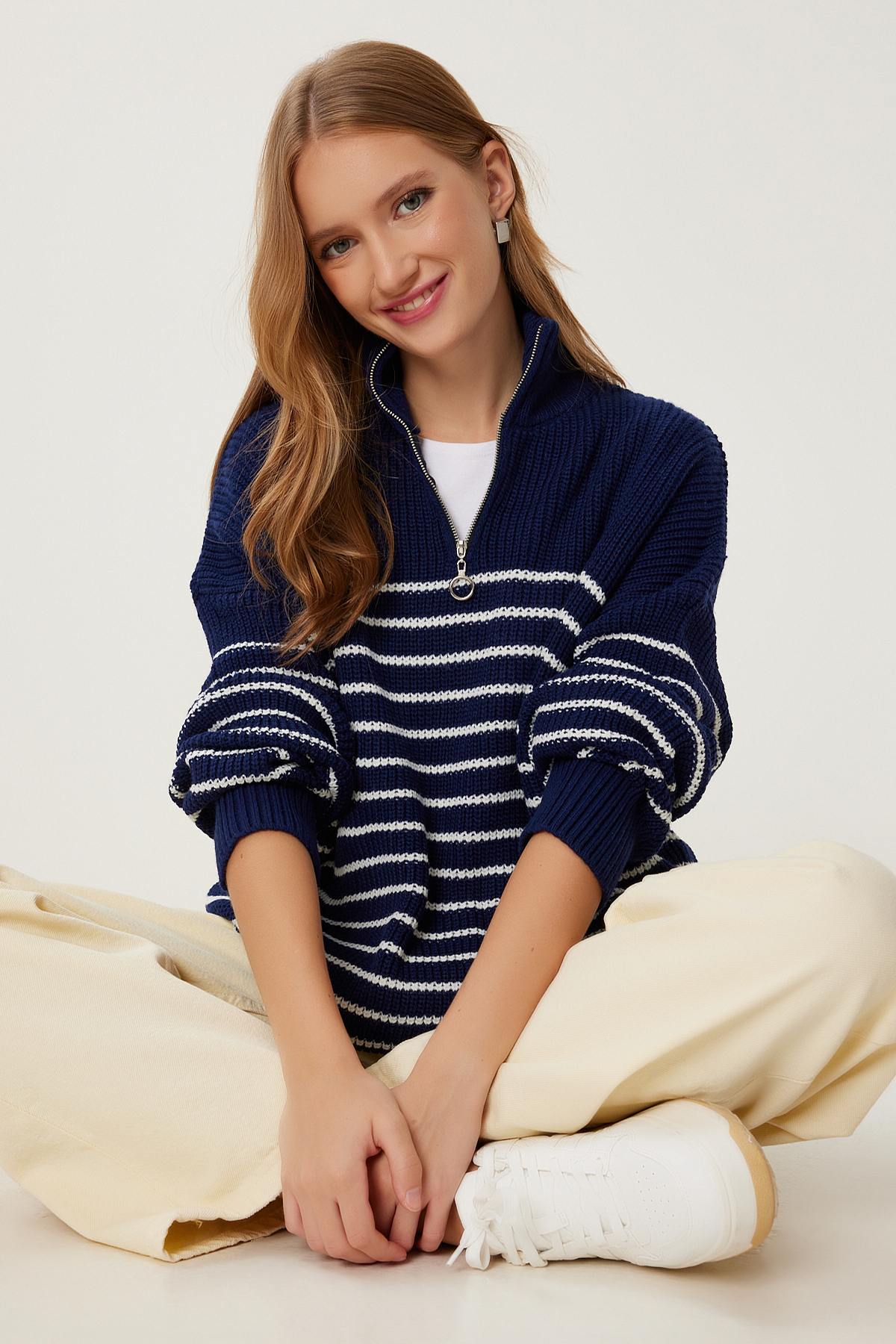 Happiness İstanbul Damski sweter oversize w kolorze granatowo-białym, zapinanym na zamek i stójką YY00077