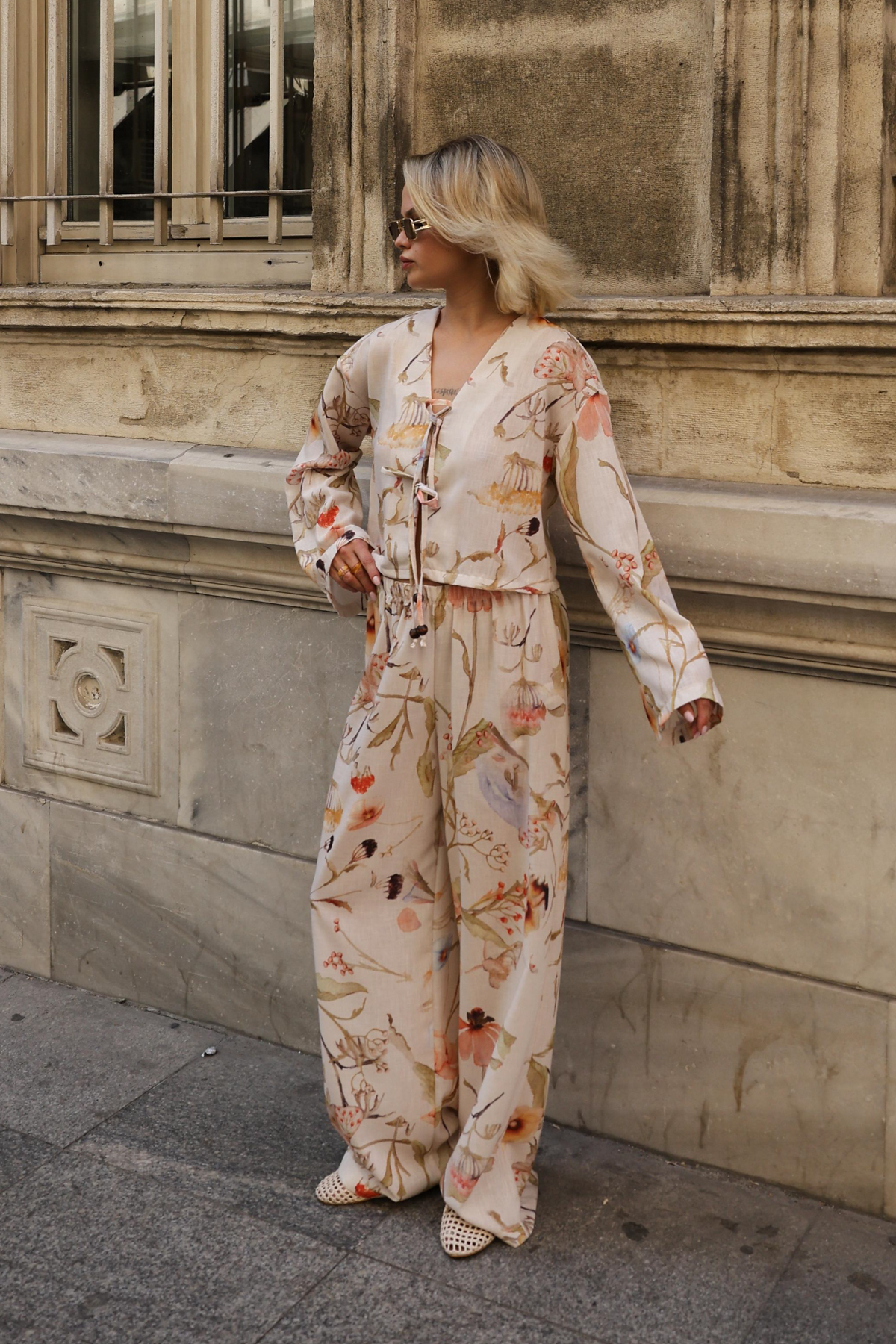 Trendyolmilla  Bej-Çok Renkli Çiçekli Bağlamalı Bluz Lastikli Pantolon Dokuma Alt - Üst Takım TWOSS25AU00125