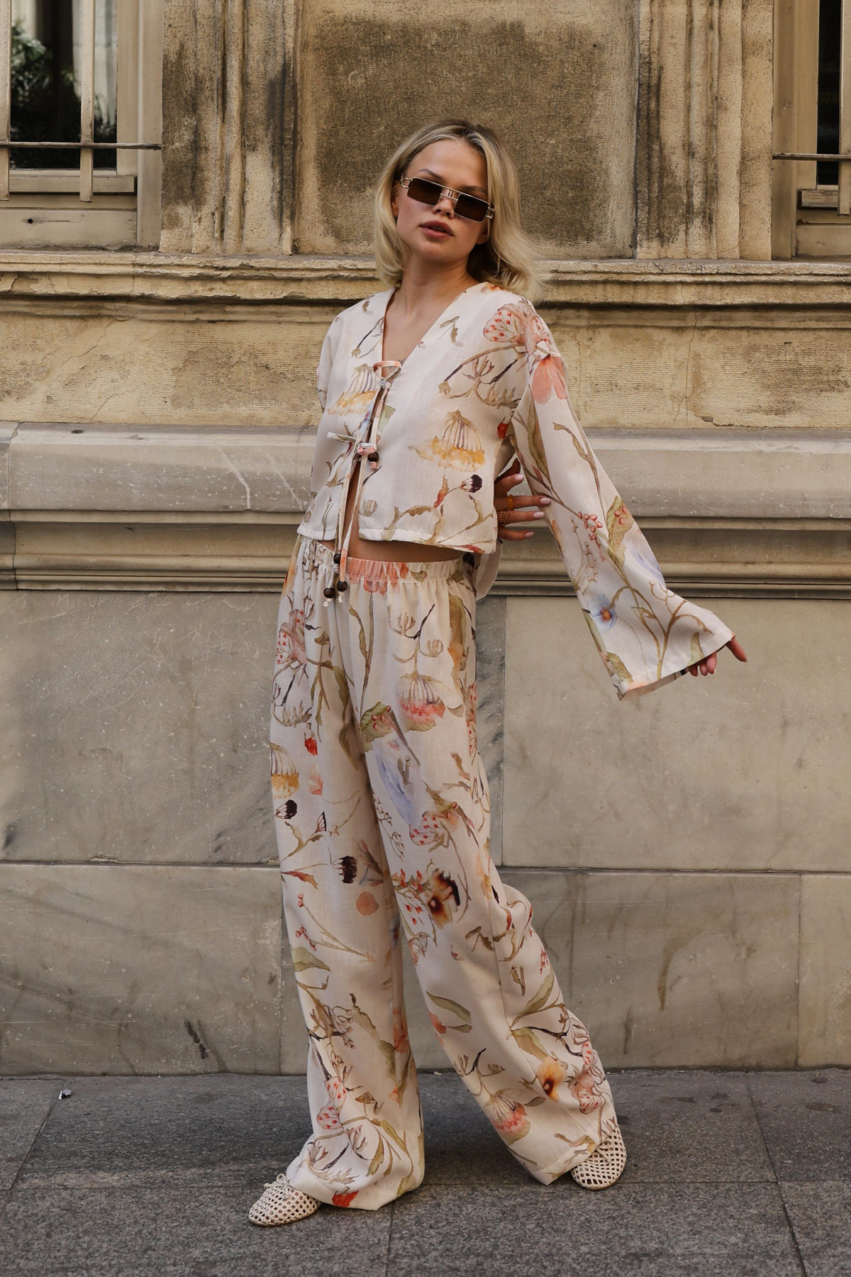 Trendyolmilla  Bej-Çok Renkli Çiçekli Bağlamalı Bluz Lastikli Pantolon Dokuma Alt - Üst Takım TWOSS25AU00125 - Görsel 2