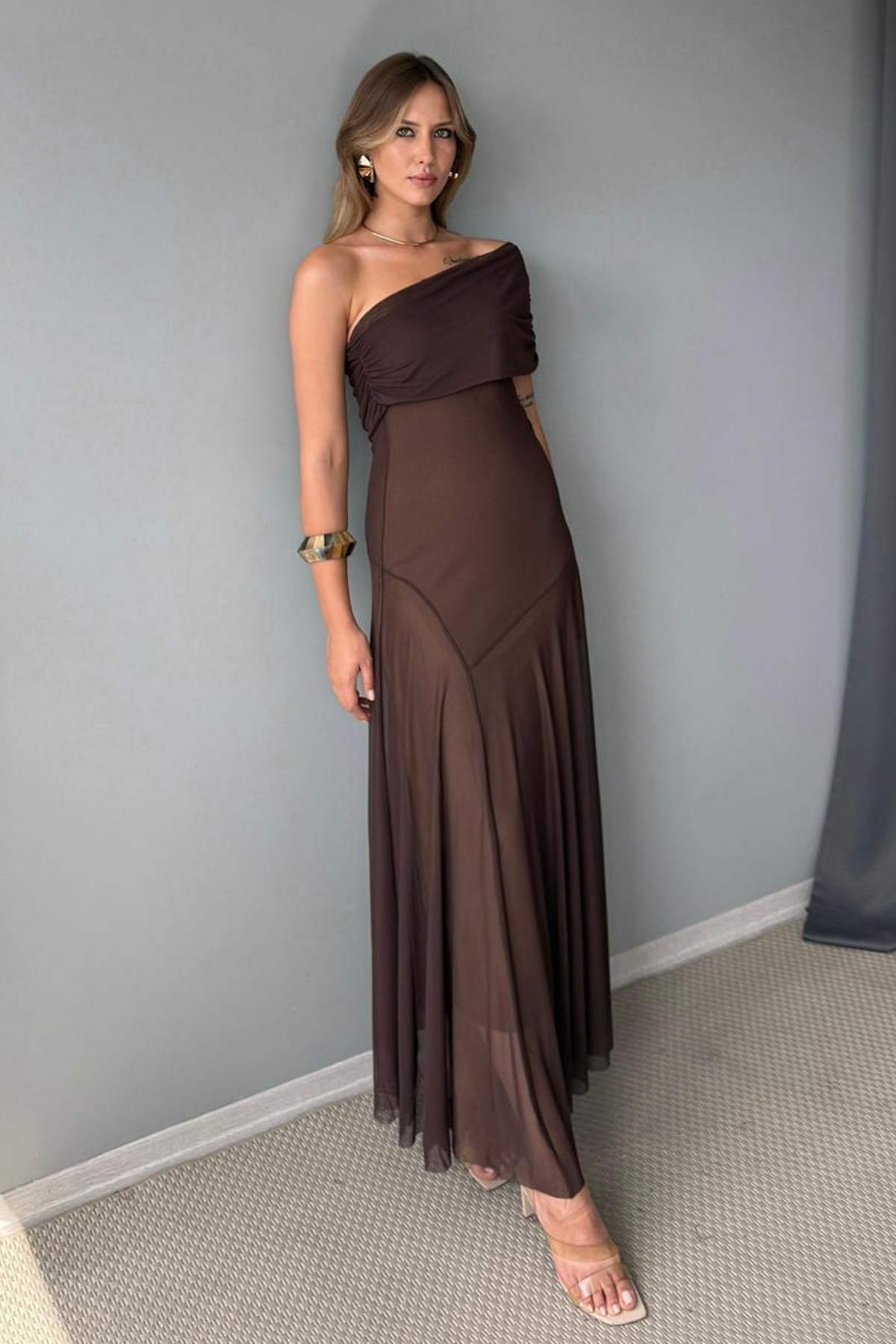 Trendyol Collection Brązowa asymetryczna suknia wieczorowa z tkaniny z asymet...